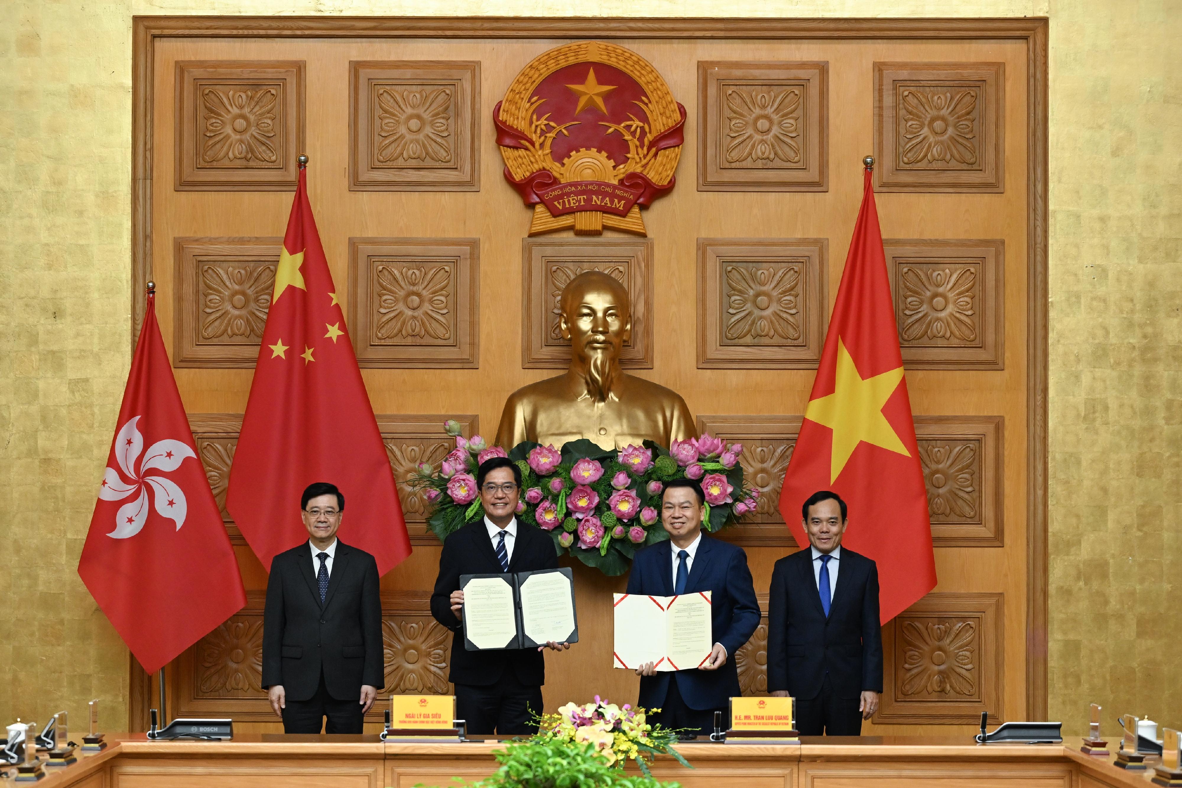 The Chief Executive, Mr John Lee, led a Hong Kong Special Administrative Region delegation to Hanoi, Vietnam, and continued his visit programme there today (August 1). Photo shows Mr Lee (first left) and Deputy Prime Minister of Vietnam Mr Tran Luu Quang (first right) witnessing the exchange of a memorandum of understanding by government departments, enterprises and organisations of Hong Kong and Vietnam.
