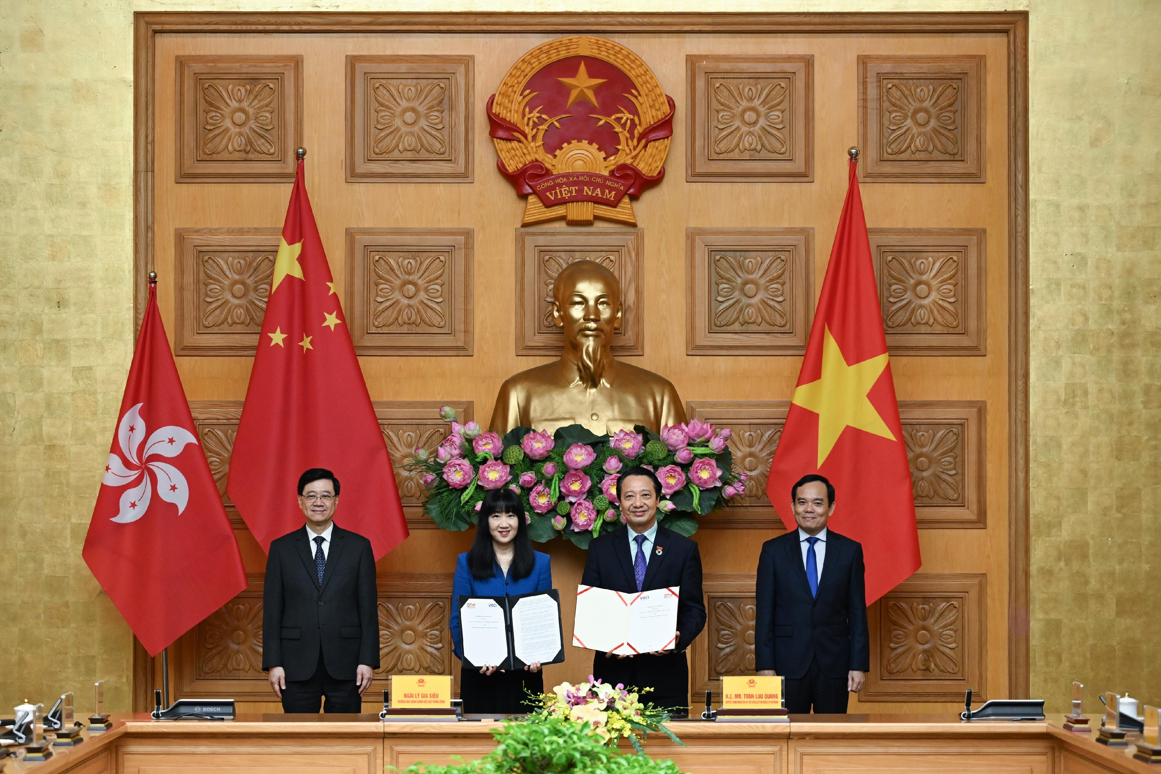 The Chief Executive, Mr John Lee, led a Hong Kong Special Administrative Region delegation to Hanoi, Vietnam, and continued his visit programme there today (August 1). Photo shows Mr Lee (first left) and Deputy Prime Minister of Vietnam Mr Tran Luu Quang (first right) witnessing the exchange of a memorandum of understanding by government departments, enterprises and organisations of Hong Kong and Vietnam.
