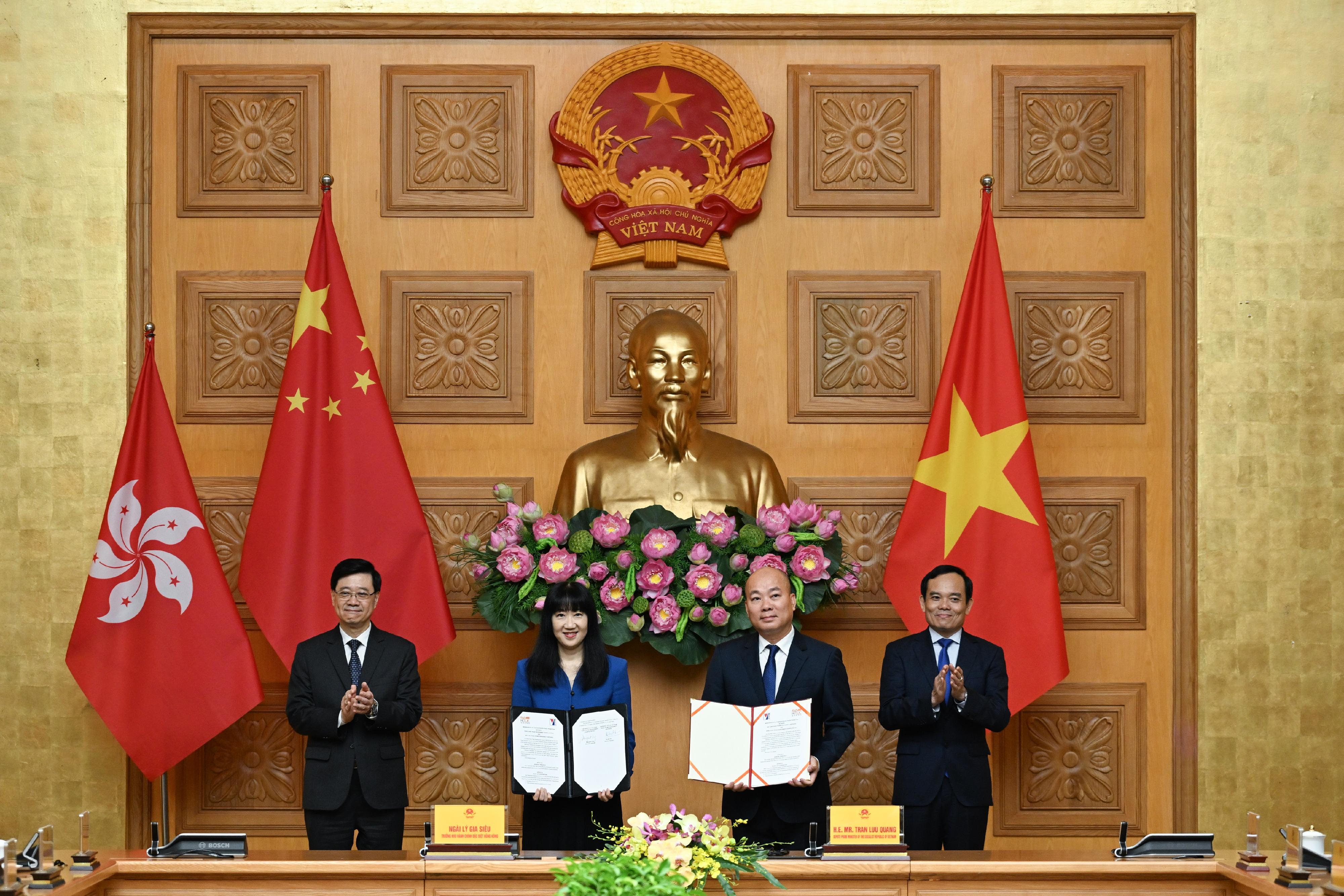 The Chief Executive, Mr John Lee, led a Hong Kong Special Administrative Region delegation to Hanoi, Vietnam, and continued his visit programme there today (August 1). Photo shows Mr Lee (first left) and Deputy Prime Minister of Vietnam Mr Tran Luu Quang (first right) witnessing the exchange of a memorandum of understanding by government departments, enterprises and organisations of Hong Kong and Vietnam.
