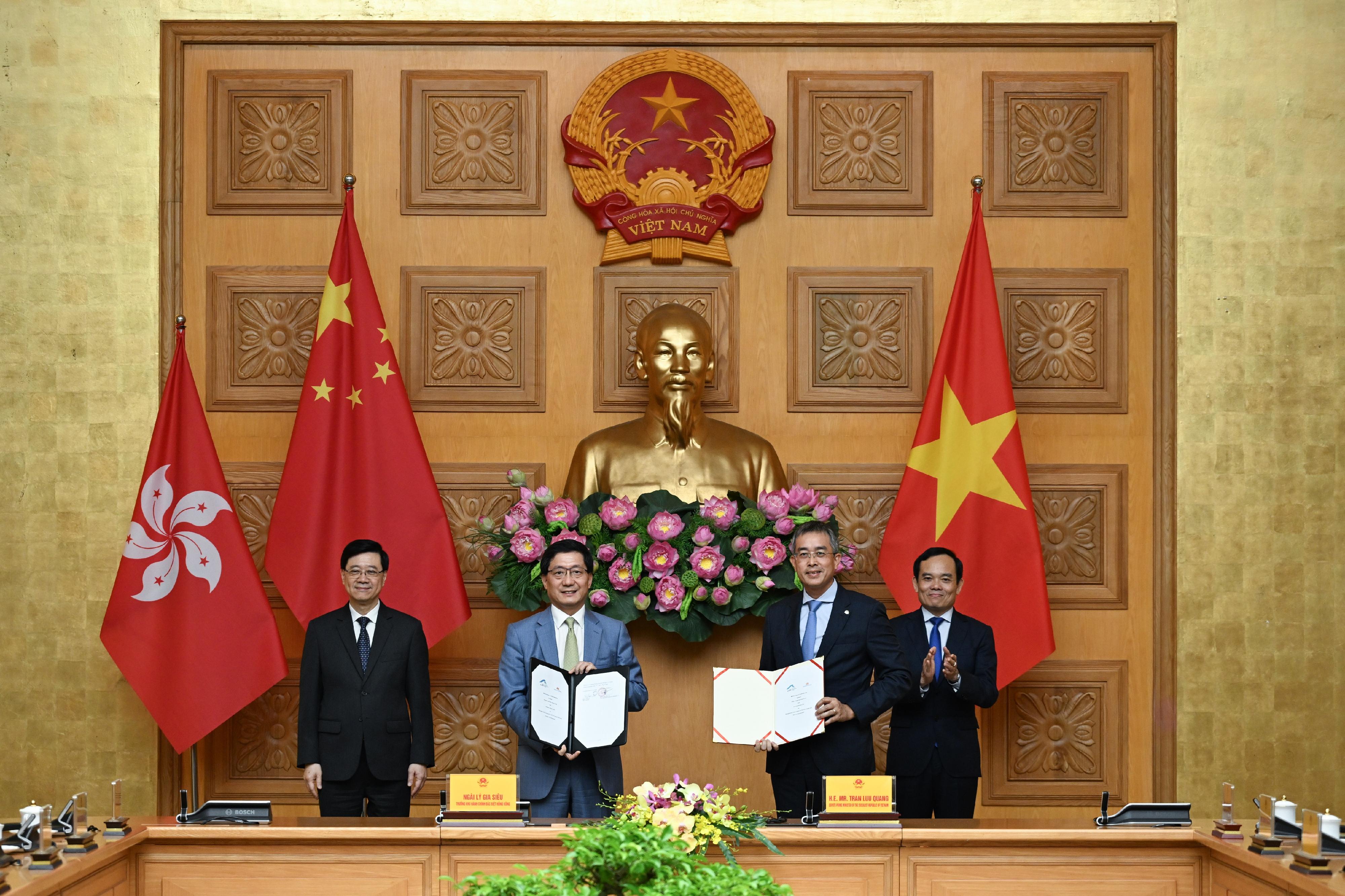 The Chief Executive, Mr John Lee, led a Hong Kong Special Administrative Region delegation to Hanoi, Vietnam, and continued his visit programme there today (August 1). Photo shows Mr Lee (first left) and Deputy Prime Minister of Vietnam Mr Tran Luu Quang (first right) witnessing the exchange of a memorandum of understanding by government departments, enterprises and organisations of Hong Kong and Vietnam.