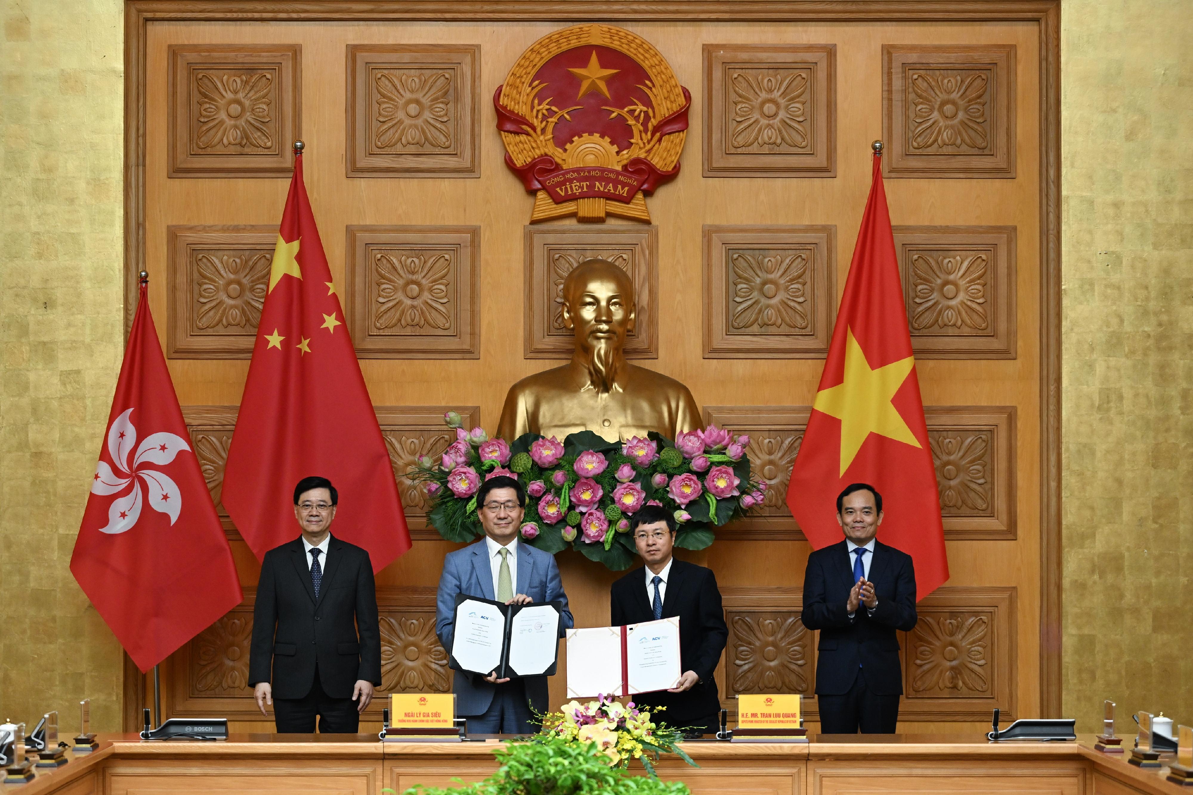 The Chief Executive, Mr John Lee, led a Hong Kong Special Administrative Region delegation to Hanoi, Vietnam, and continued his visit programme there today (August 1). Photo shows Mr Lee (first left) and Deputy Prime Minister of Vietnam Mr Tran Luu Quang (first right) witnessing the exchange of a memorandum of understanding by government departments, enterprises and organisations of Hong Kong and Vietnam.
