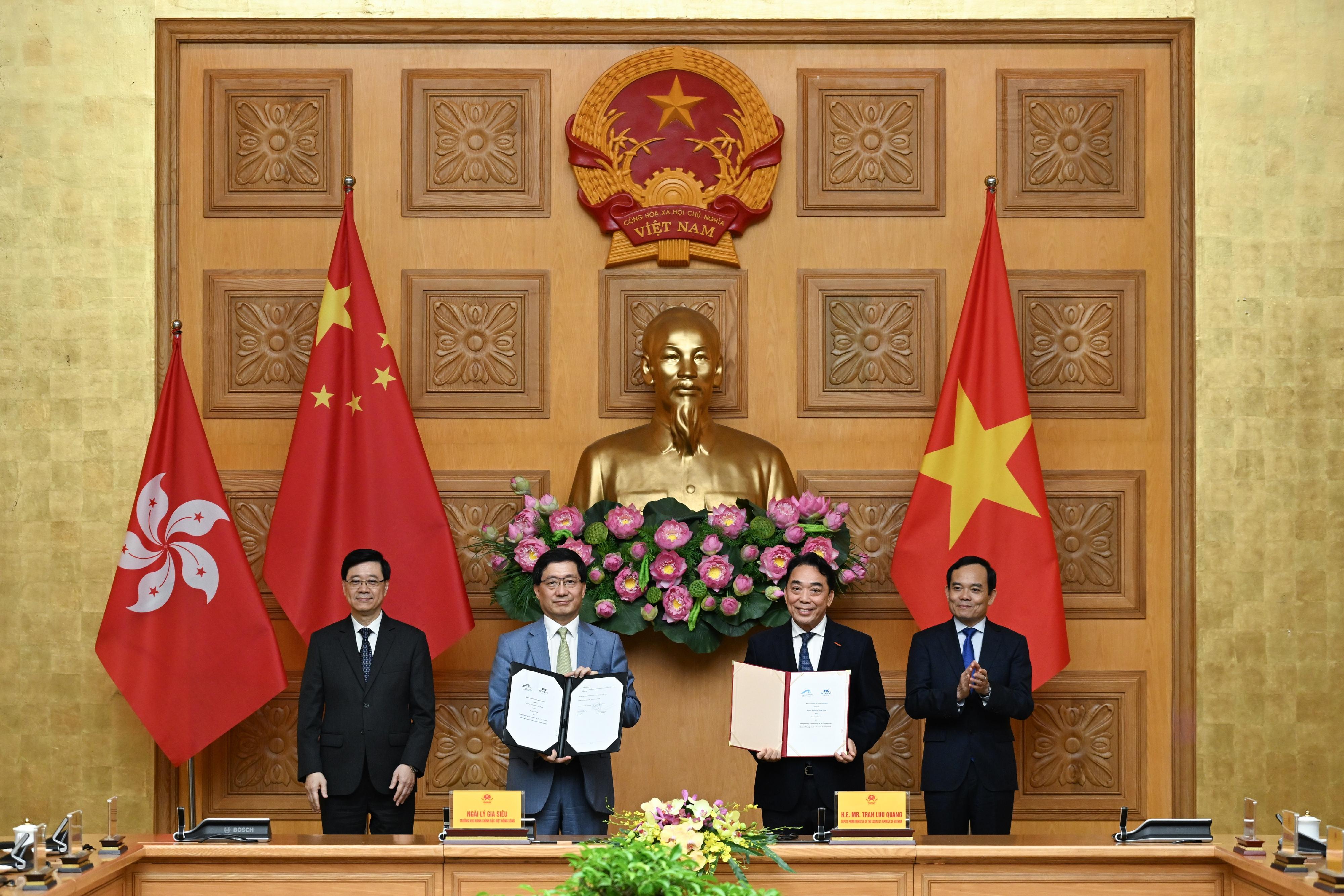 The Chief Executive, Mr John Lee, led a Hong Kong Special Administrative Region delegation to Hanoi, Vietnam, and continued his visit programme there today (August 1). Photo shows Mr Lee (first left) and Deputy Prime Minister of Vietnam Mr Tran Luu Quang (first right) witnessing the exchange of a memorandum of understanding by government departments, enterprises and organisations of Hong Kong and Vietnam.