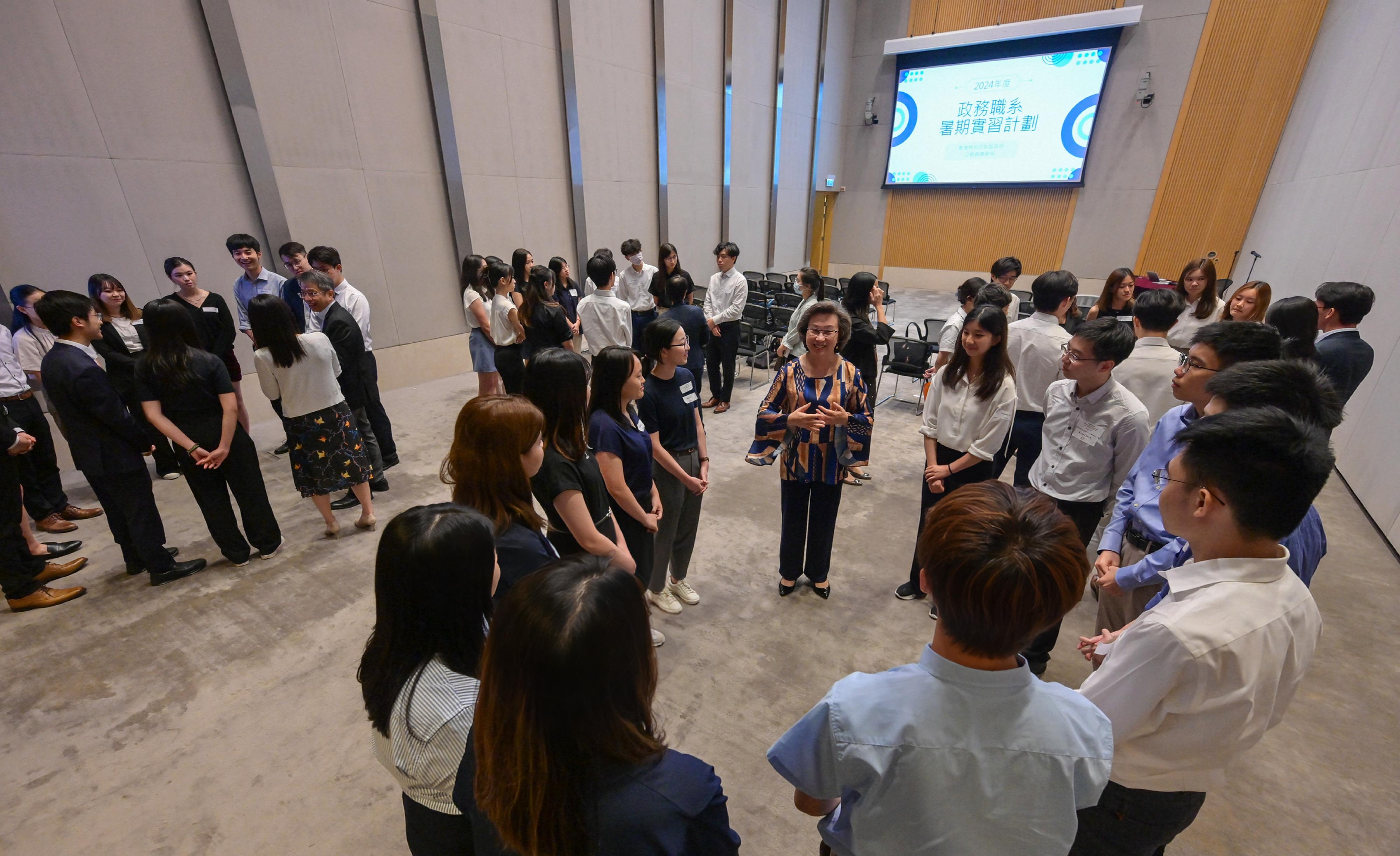 The Secretary for the Civil Service, Mrs Ingrid Yeung, today (August 1) met with over 40 university students participating in the Administrative Service Summer Internship Programme to hear their sharing on experiences gained from the internship.