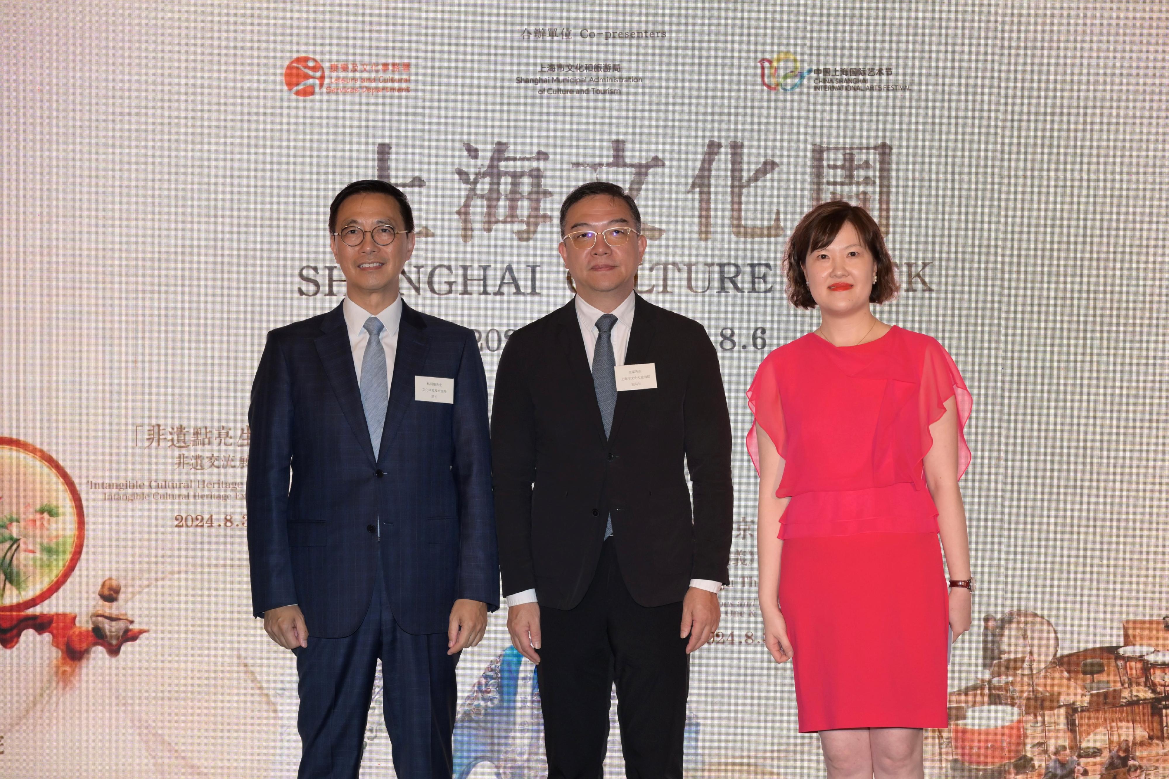 The opening ceremony and reception for Shanghai Culture Week, presented by the Leisure and Cultural Services Department, the Shanghai Municipal Administration of Culture and Tourism and the Center for China Shanghai International Arts Festival, was held today (August 2) at the Hong Kong Cultural Centre. Photo shows officiating guests (from left) the Secretary for Culture, Sports and Tourism, Mr Kevin Yeung; Deputy Director General of the Shanghai Municipal Administration of Culture and Tourism Mr Jin Lei and Vice President of the Center for China Shanghai International Arts Festival Ms Yang Jialu at the opening ceremony.
