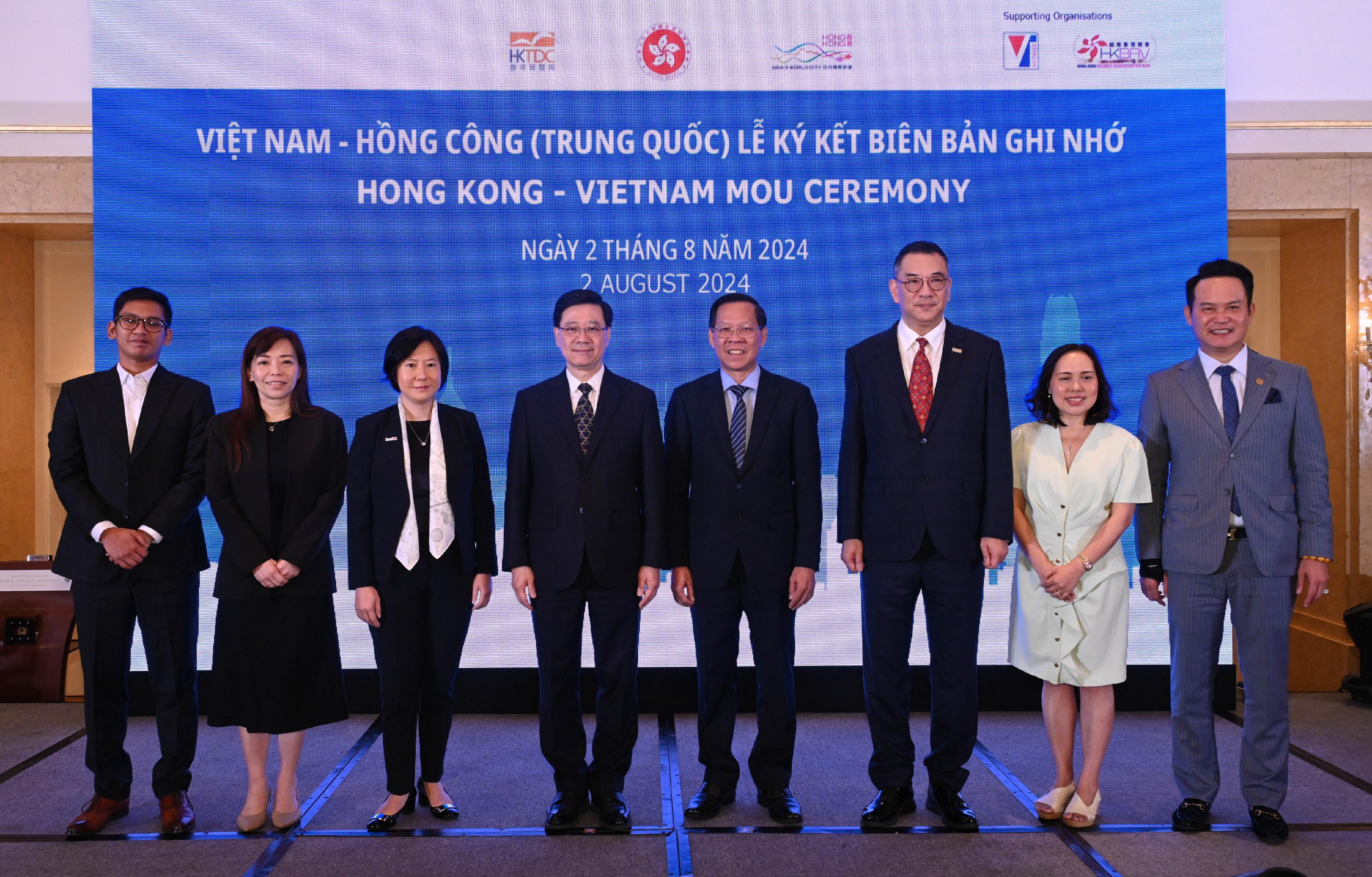 The Chief Executive, Mr John Lee, led a Hong Kong Special Administrative Region delegation to Ho Chi Minh City, Vietnam and continued his last day visit programme in three member states of the Association of Southeast Asian Nations today (August 2). Photo shows Mr Lee (fourth left) and the Chairman of the People's Committee of Ho Chi Minh City, Mr Phan Van Mai (fourth right), with the memorandum of understanding signatories from Hong Kong and Vietnam.