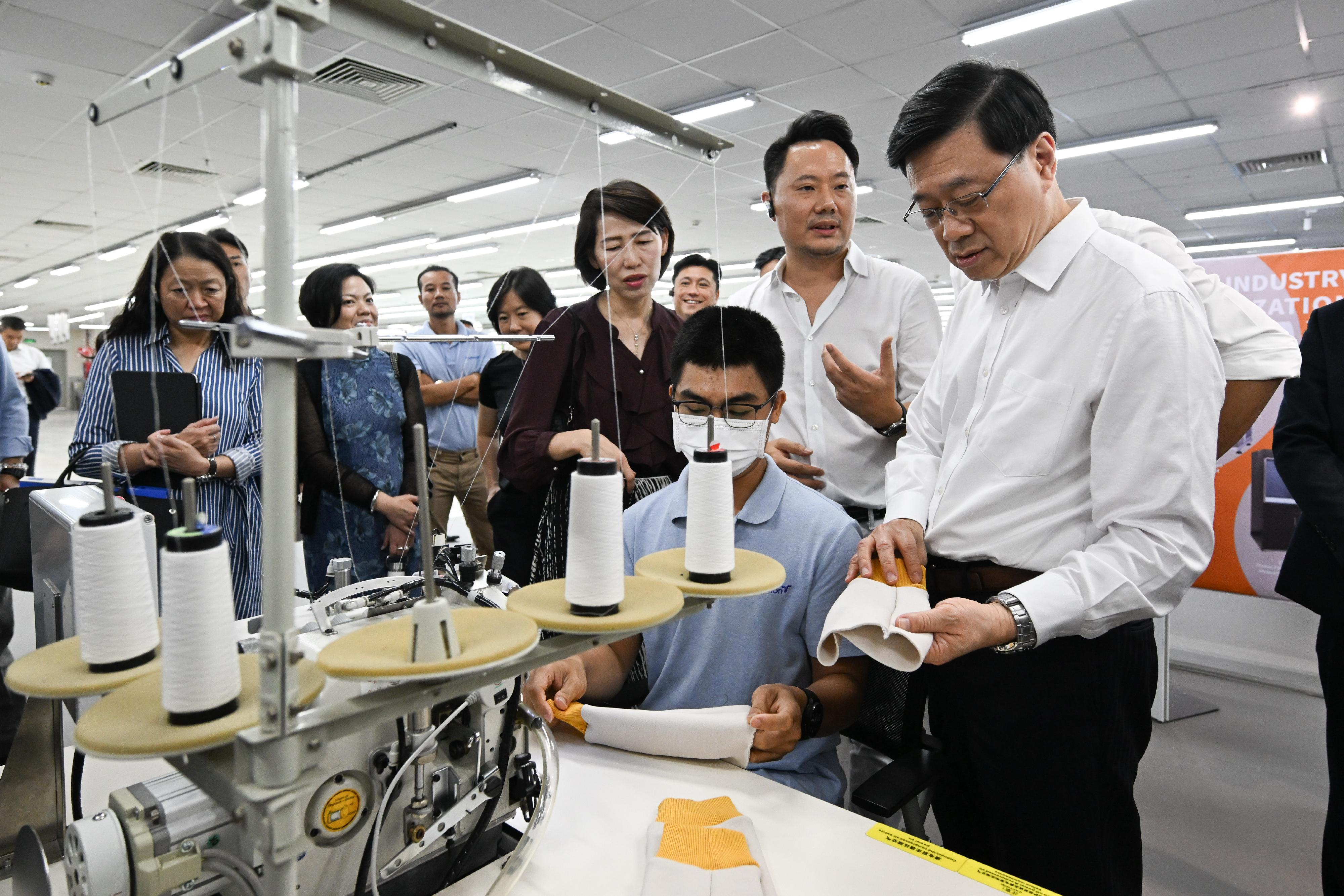 行政长官李家超今日（八月二日）率领香港特别行政区代表团在越南胡志明市展开最后一天的东盟三国访问行程。图示李家超（右一）到访一间总部设于香港的服装制造商。