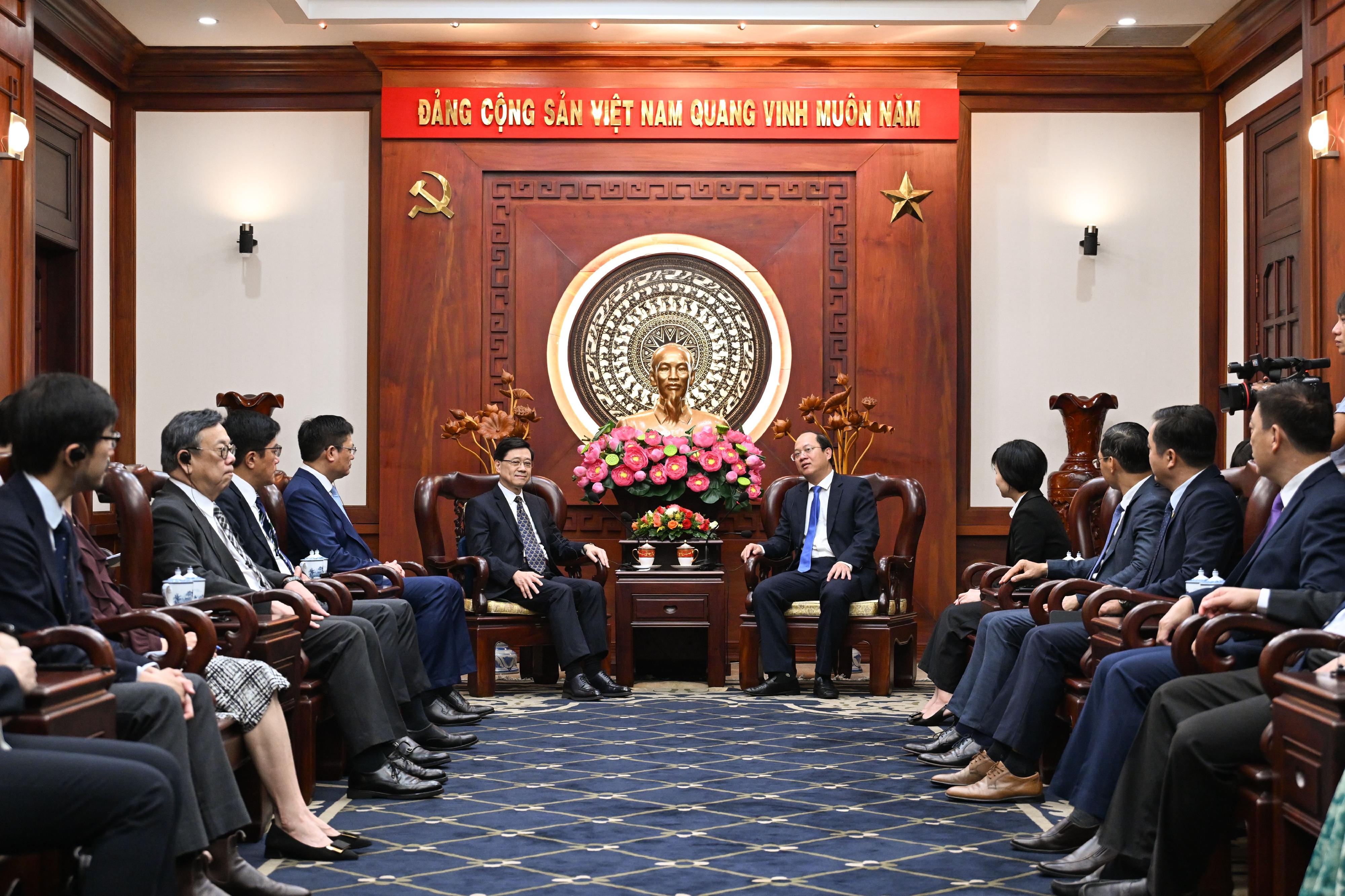 行政长官李家超今日（八月二日）率领香港特别行政区代表团在越南胡志明市展开最后一天的东盟三国访问行程。图示李家超（左五）与胡志明市委副书记阮湖海（右五）会面。财政司副司长黄伟纶（左三）、商务及经济发展局局长丘应桦（左二），以及其他代表团成员亦有出席。