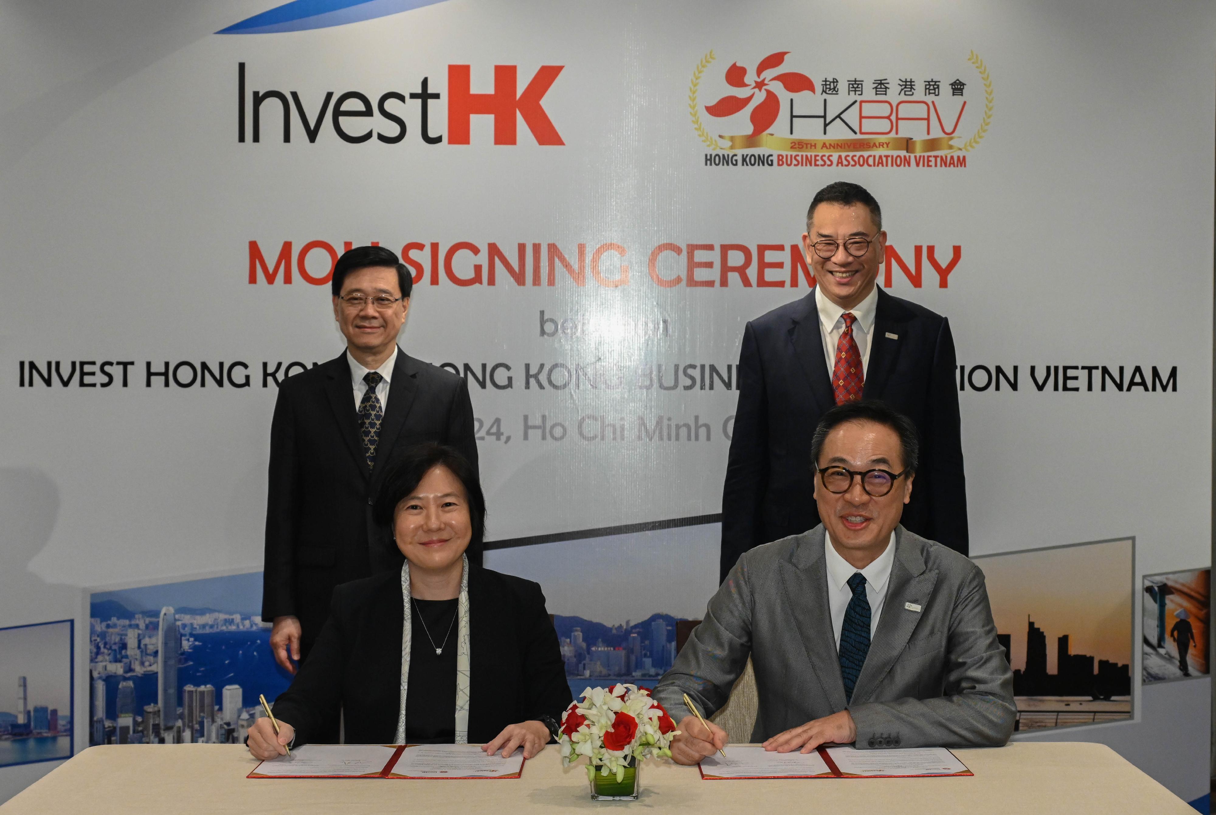 The Chief Executive, Mr John Lee, led a Hong Kong Special Administrative Region delegation to Ho Chi Minh City, Vietnam, and continued his last-day visit programme to three member states of the Association of Southeast Asian Nations today (August 2). Photo shows Mr Lee (back row, left) and a representative of the Hong Kong Business Association Vietnam witnessing the signing of a memorandum of understanding by Hong Kong and Vietnam.