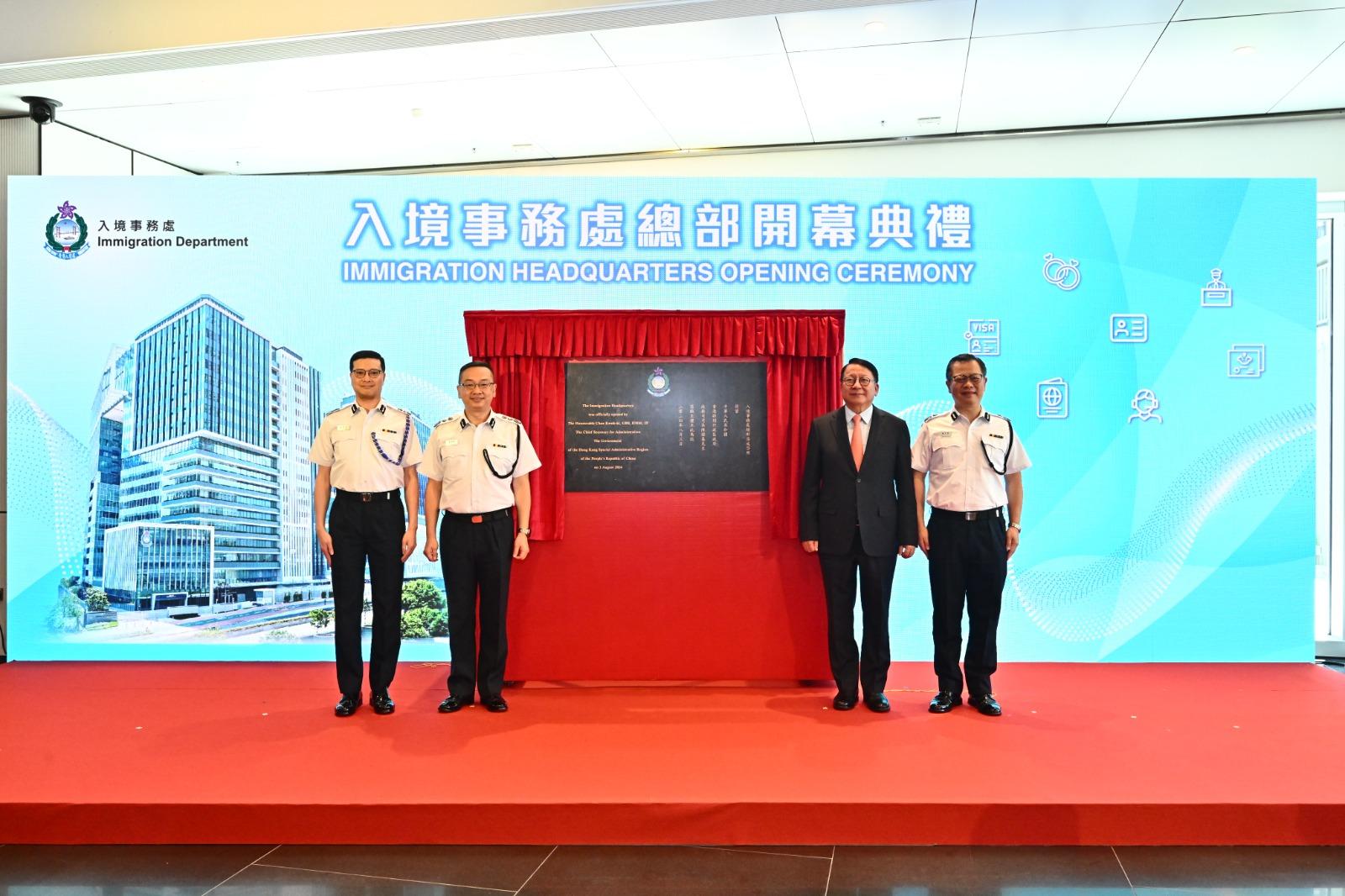 The Immigration Headquarters Opening Ceremony was held today (August 3). Photo shows the Chief Secretary for Administration, Mr Chan Kwok-ki (second right); the Director of Immigration, Mr Benson Kwok (second left); the Deputy Director of Immigration (Enforcement, Systems and Management), Mr Tai Chi-yuen (first right); and the Deputy Director of Immigration (Control, Visa and Documents), Mr Ching Wo-mok (first left), officiating at the plaque unveiling ceremony.