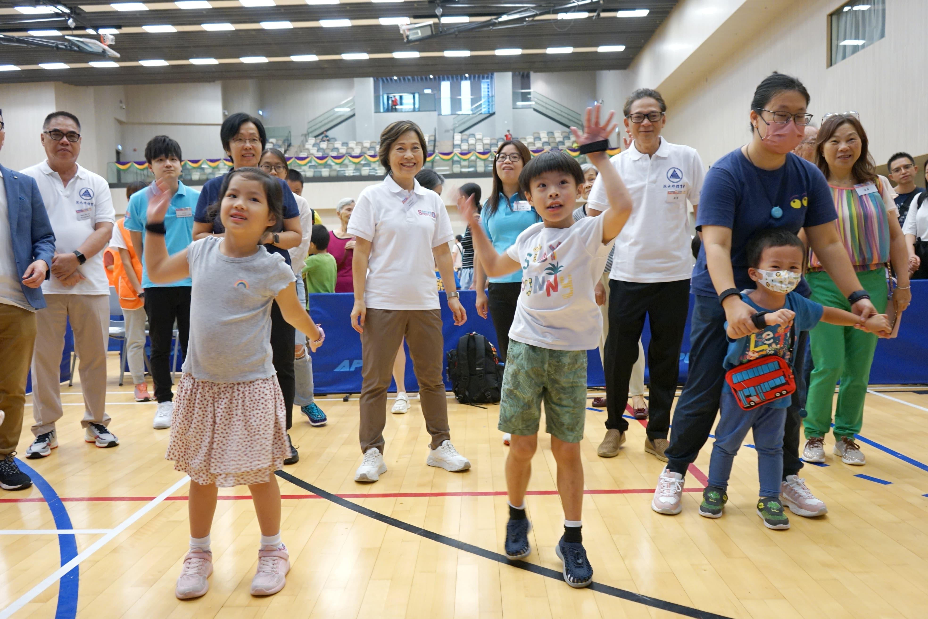 教育局局长蔡若莲博士（后排中）今日（八月四日）下午到深水埗体育馆，与市民一起参与康乐及文化事务署举办的「全民运动日2024」活动。
