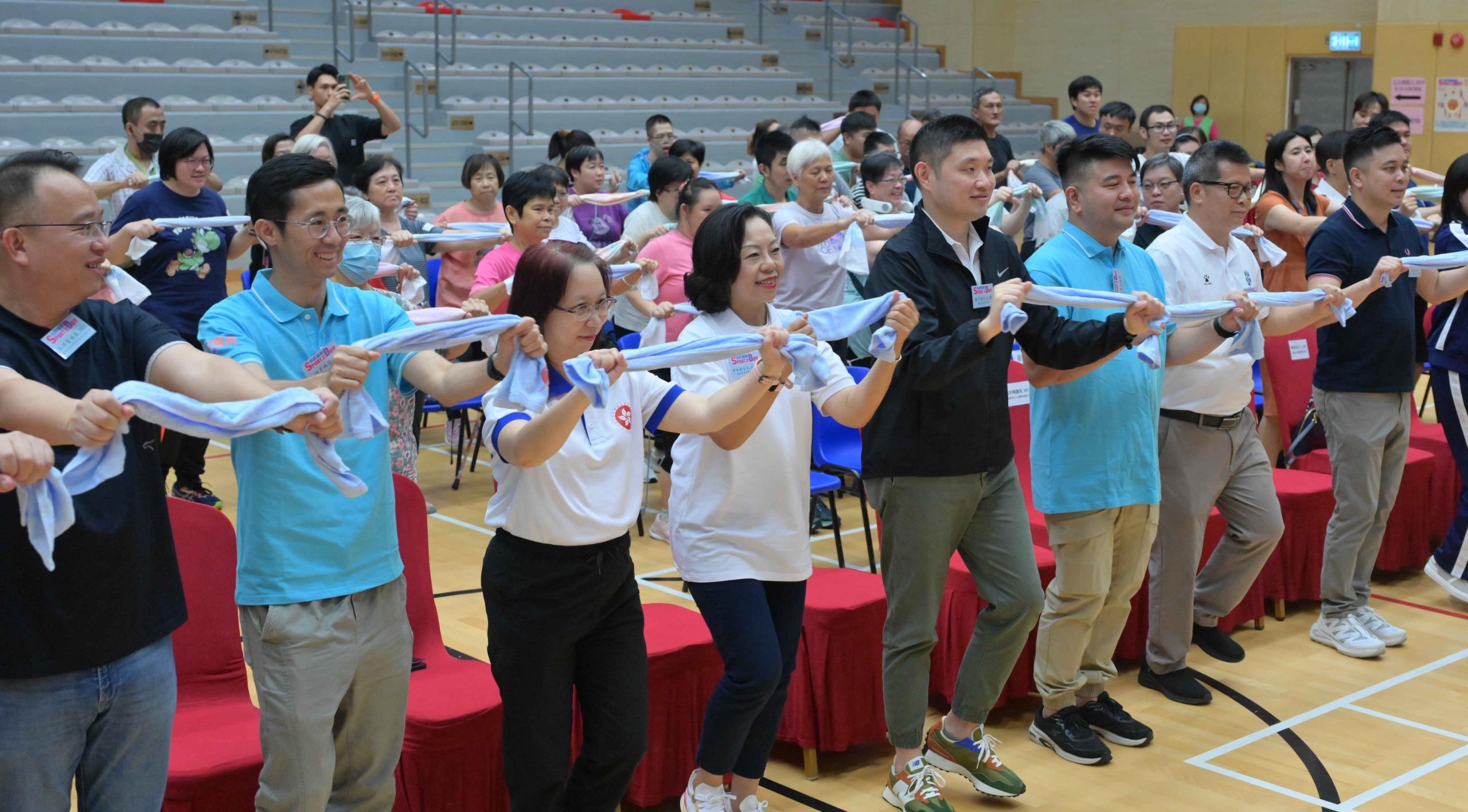 The Secretary for Home and Youth Affairs, Miss Alice Mak, today (August 4) participated in the Sport For All Day 2024 activities at the Po Wing Road Sports Centre. Photo shows Miss Mak (front row, fourth left) taking part in a towel exercise with guests and members of the public.