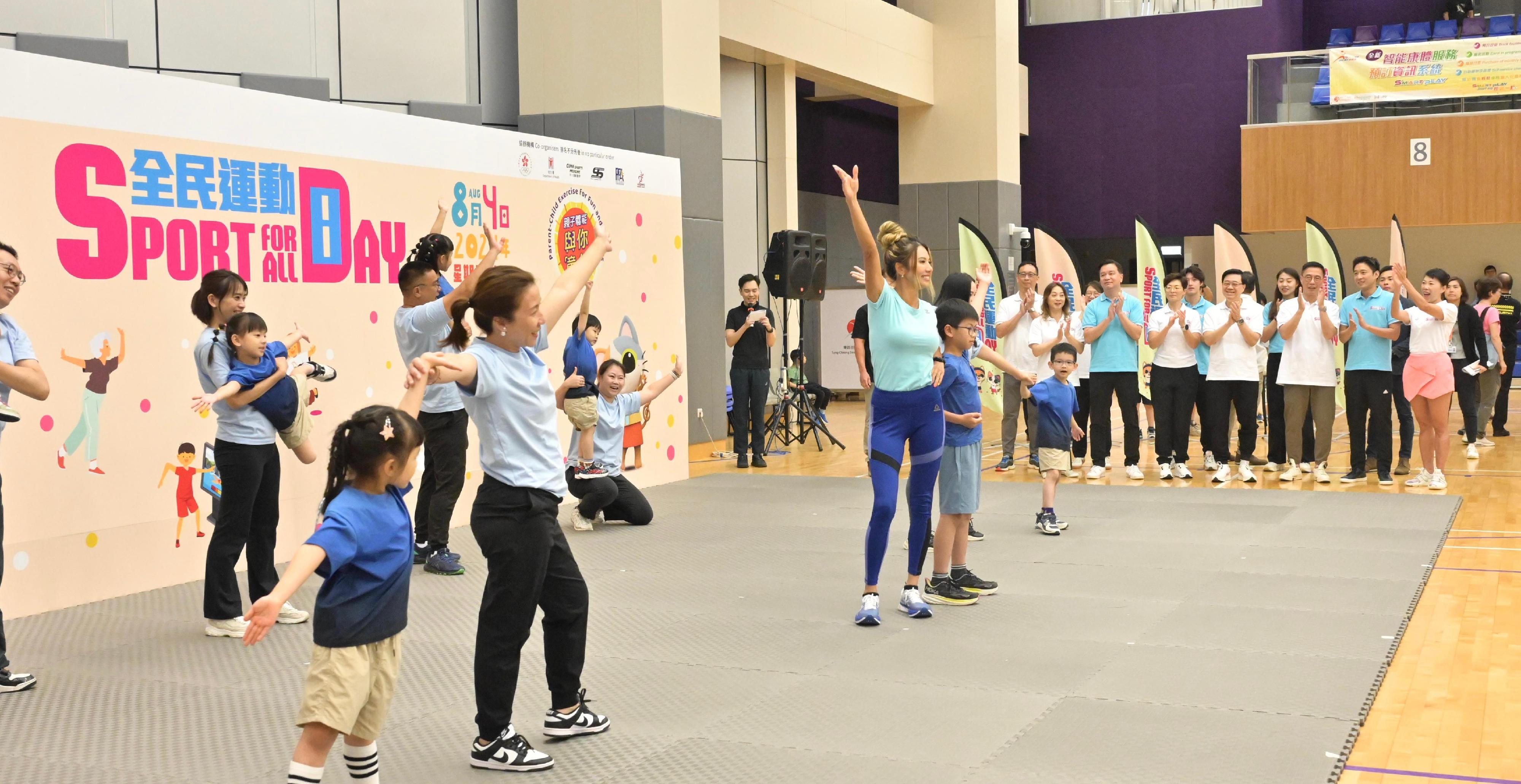 The Chief Executive, Mr John Lee, attended the Sport For All Day 2024 held by the Leisure and Cultural Services Department this afternoon (August 4) at the Tung Cheong Street Sports Centre, Tai Po, to promote the message of regular exercising for health. Photo shows Mr Lee (fourth right) and other guests watching a demonstration of parent-child fitness exercises.