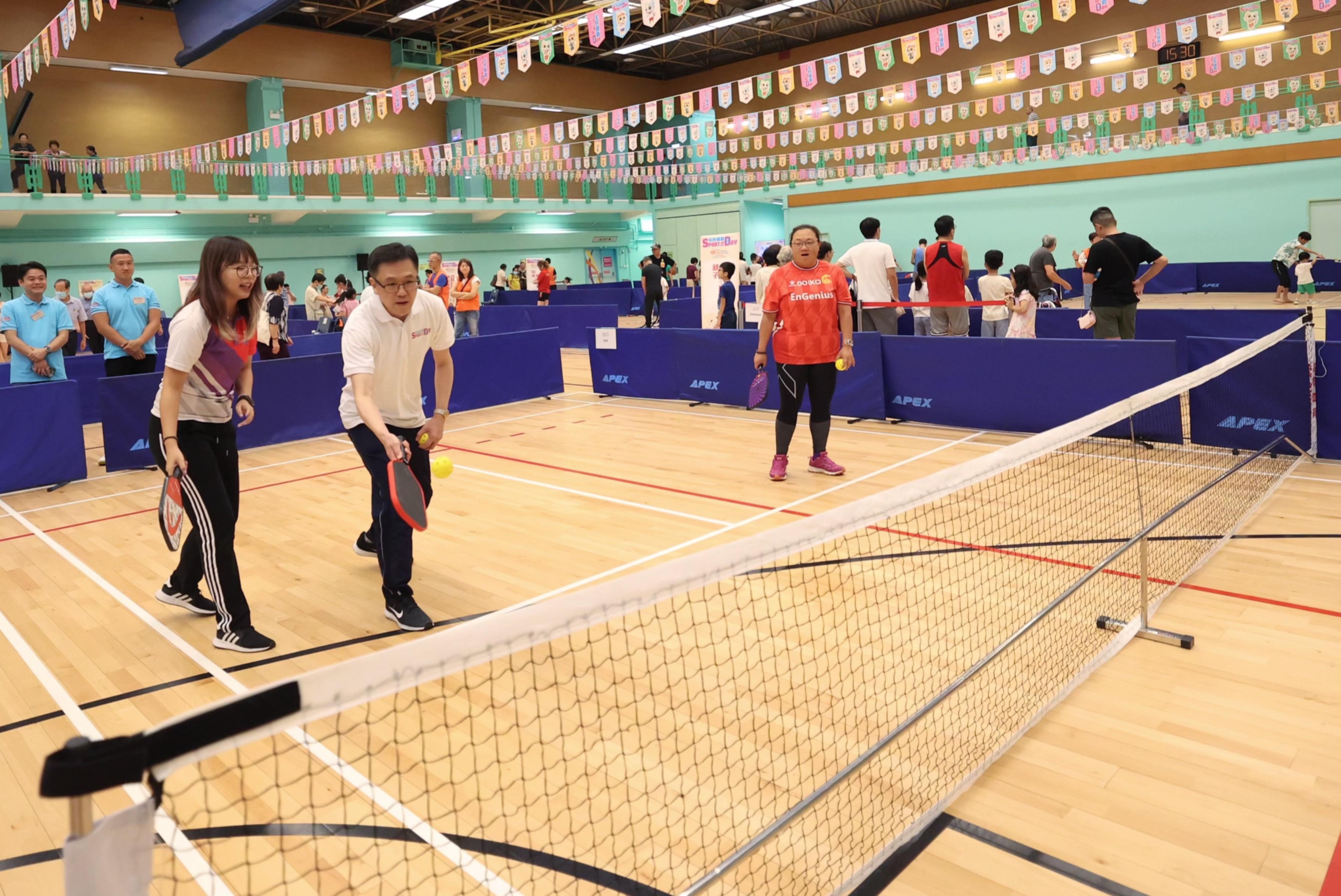 The Secretary for Innovation, Technology and Industry, Professor Sun Dong, joined the Sport For All Day 2024 activities at the To Kwa Wan Sports Centre today (August 4). Photo shows Professor Sun (second left)joining a pickleball session.