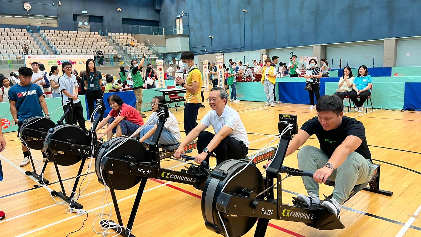 The Acting Secretary for Housing, Mr Victor Tai (second right), supported and joined the recreation activities as part of the Sport For All Day 2024 organised by the Leisure and Cultural Services Department at the Tsing Yi Sports Centre this afternoon (August 4).
