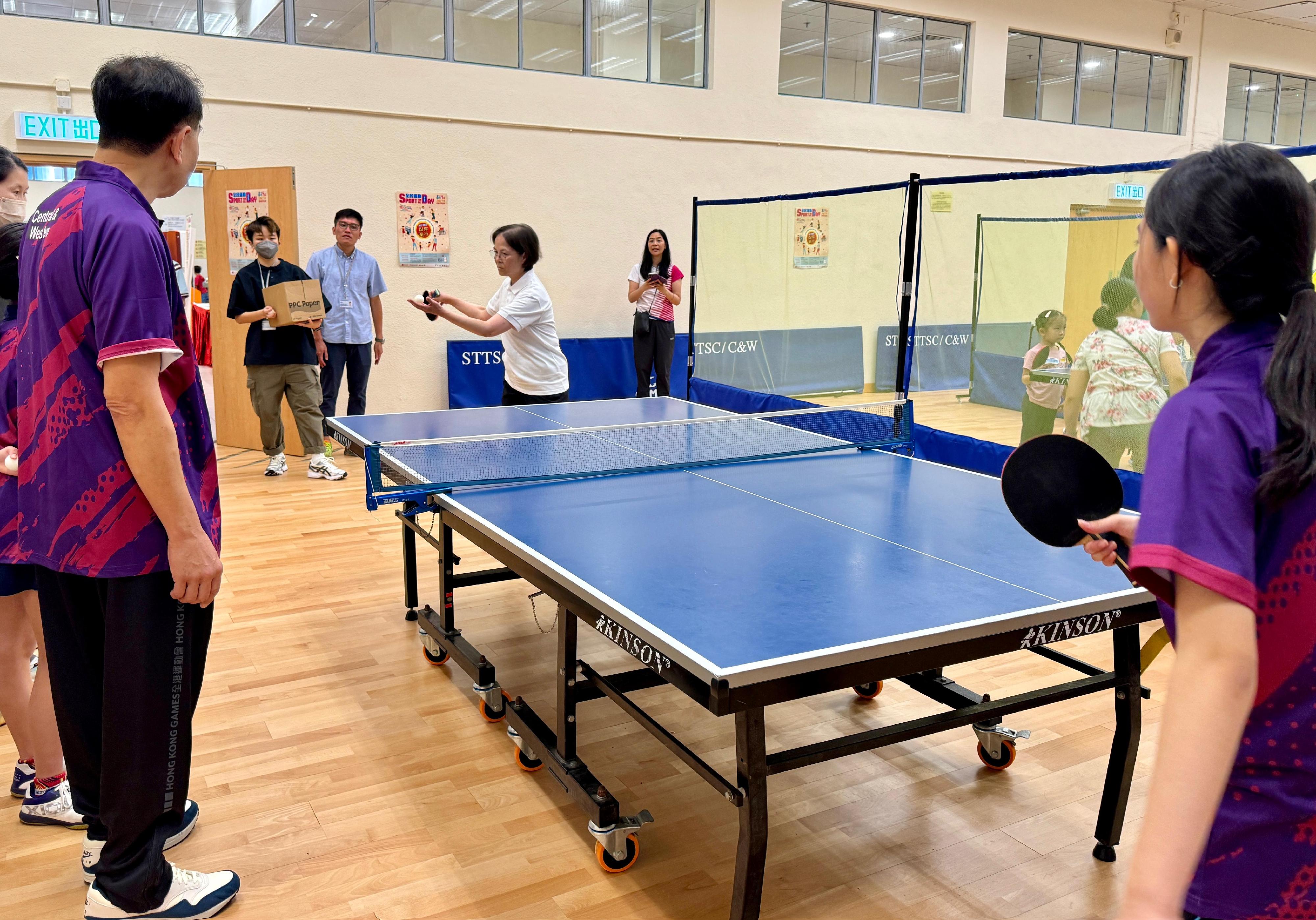 The Acting Secretary for Environment and Ecology, Miss Diane Wong (fourth left), supported and joined the recreation activities as part of the Sport For All Day 2024 organised by the Leisure and Cultural Services Department at the Shek Tong Tsui Sports Centre this afternoon (August 4).