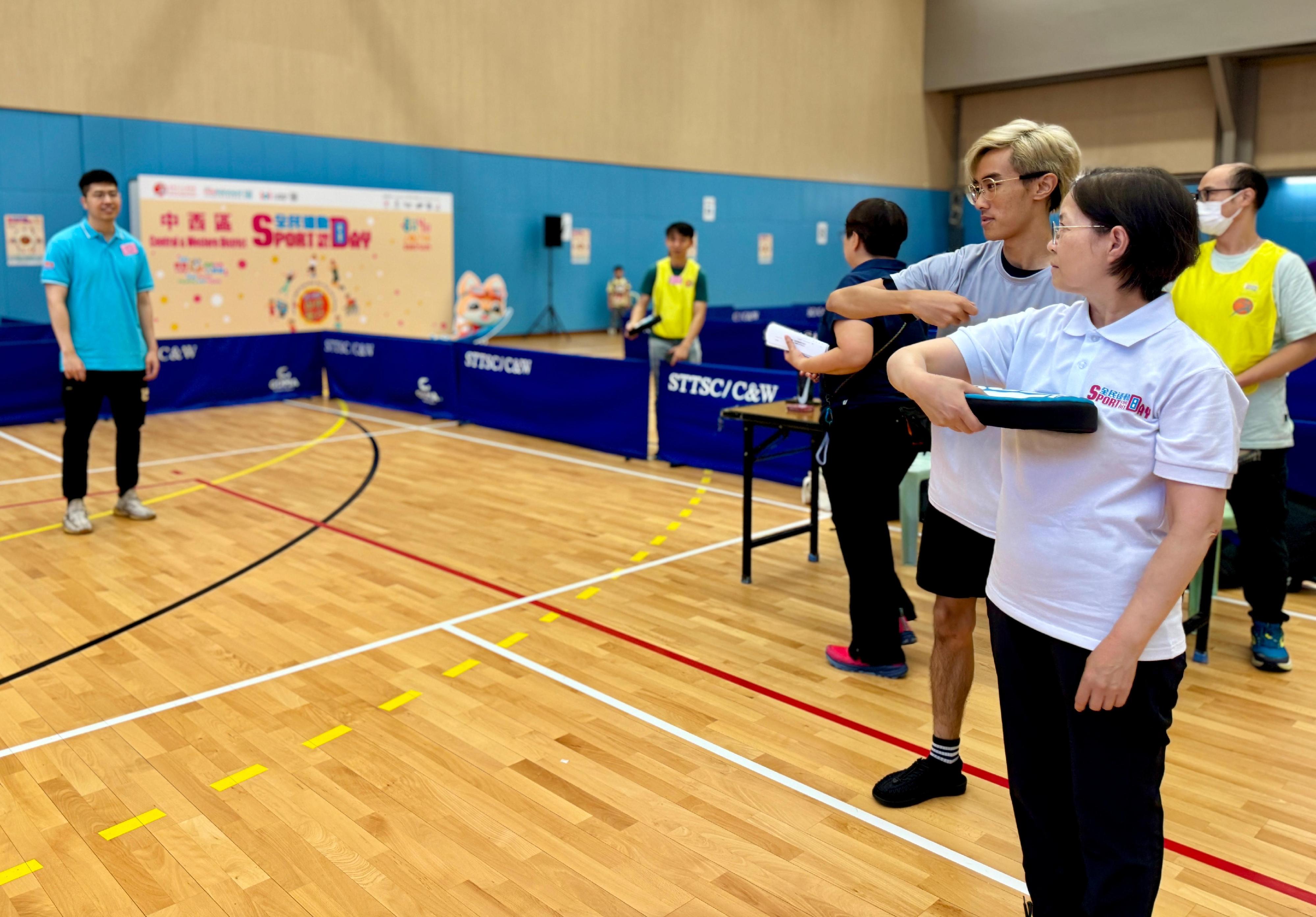 The Acting Secretary for Environment and Ecology, Miss Diane Wong (first right), supported and joined the recreation activities as part of the Sport For All Day 2024 organised by the Leisure and Cultural Services Department at the Shek Tong Tsui Sports Centre this afternoon (August 4).