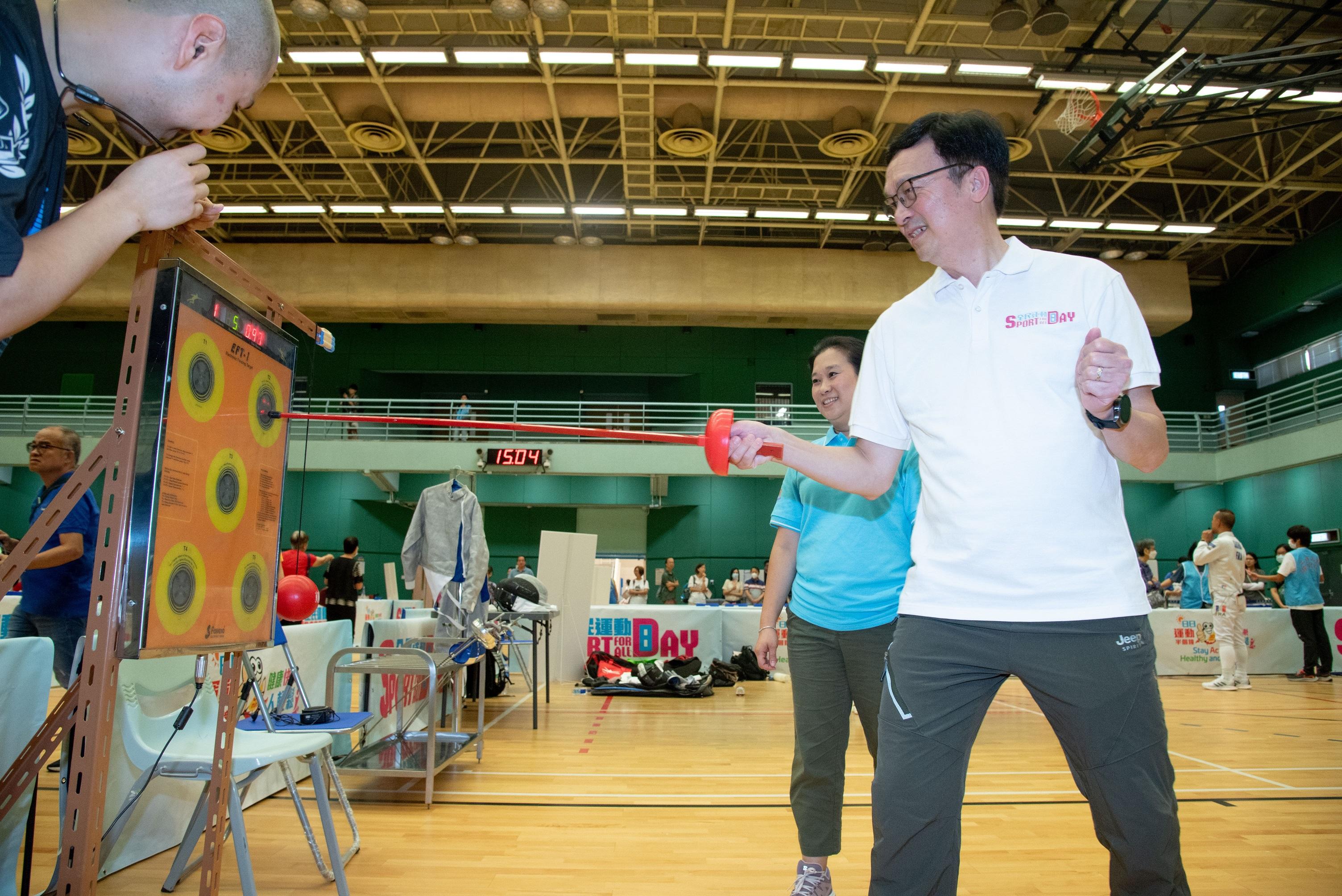 The Acting Secretary for Transport and Logistics, Mr Liu Chun-san, participated in the Sport For All Day 2024 at the Yuen Wo Road Sports Centre this afternoon (August 4), encouraging the public to engage in regular sports activities. Photo shows Mr Liu (first right) joining a fencing play-in session.