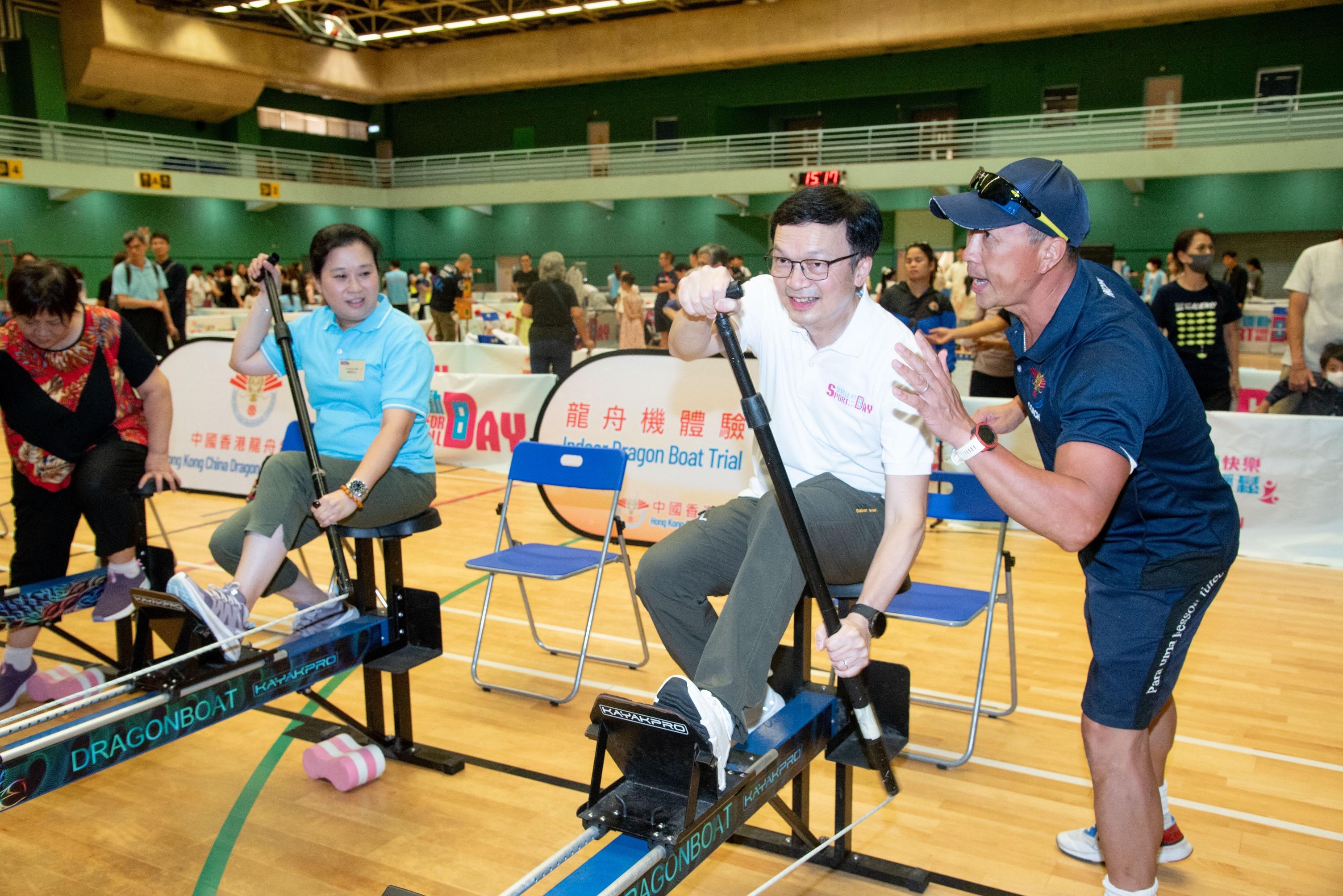 The Acting Secretary for Transport and Logistics, Mr Liu Chun-san, participated in the Sport For All Day 2024 at the Yuen Wo Road Sports Centre this afternoon (August 4), encouraging the public to engage in regular sports activities. Photo shows Mr Liu (second right) participating in a dragon boating play-in session.

