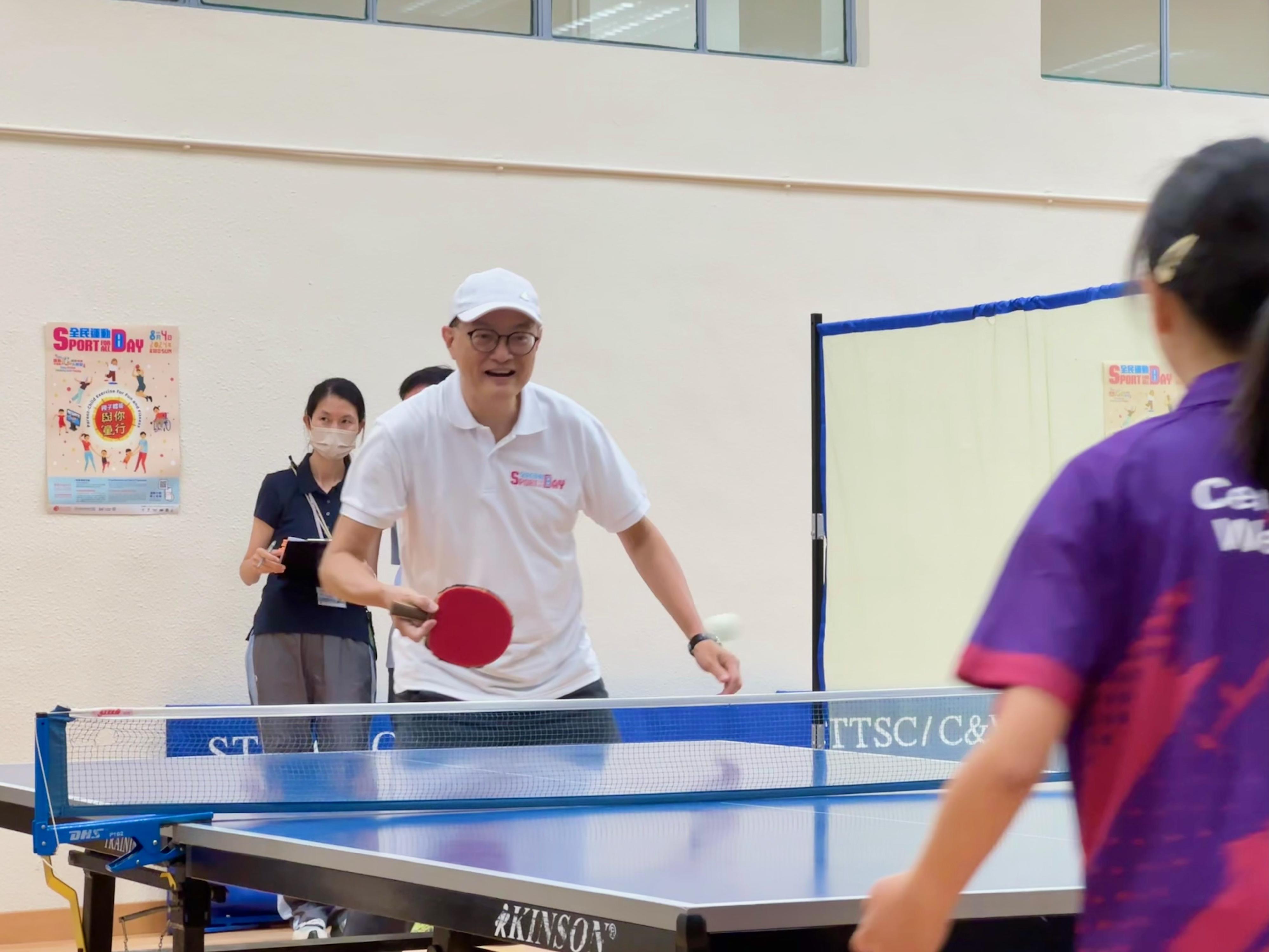 The Secretary for Health, Professor Lo Chung-mau (centre), joins the public for table tennis participation activities at the Shek Tong Tsui Sports Centre today (August 4) as part of the Sport for All Day 2024 to drive home the message of staying active, healthy and happy.