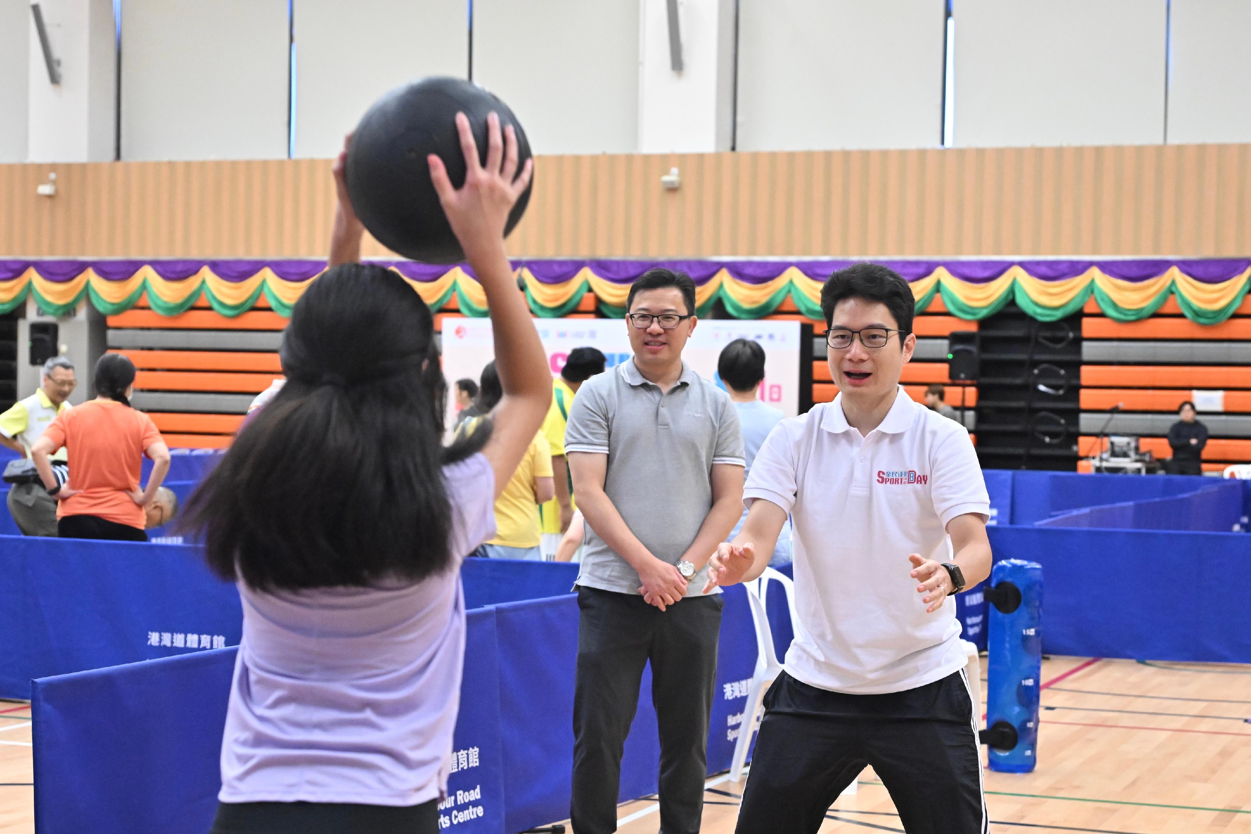 The Acting Secretary for Financial Services and the Treasury, Mr Joseph Chan, joined the Sport For All Day 2024 activities at the Harbour Road Sports Centre today (August 4). Photo shows Mr Chan (right) and his daughter taking part in the parent-child circuit training.