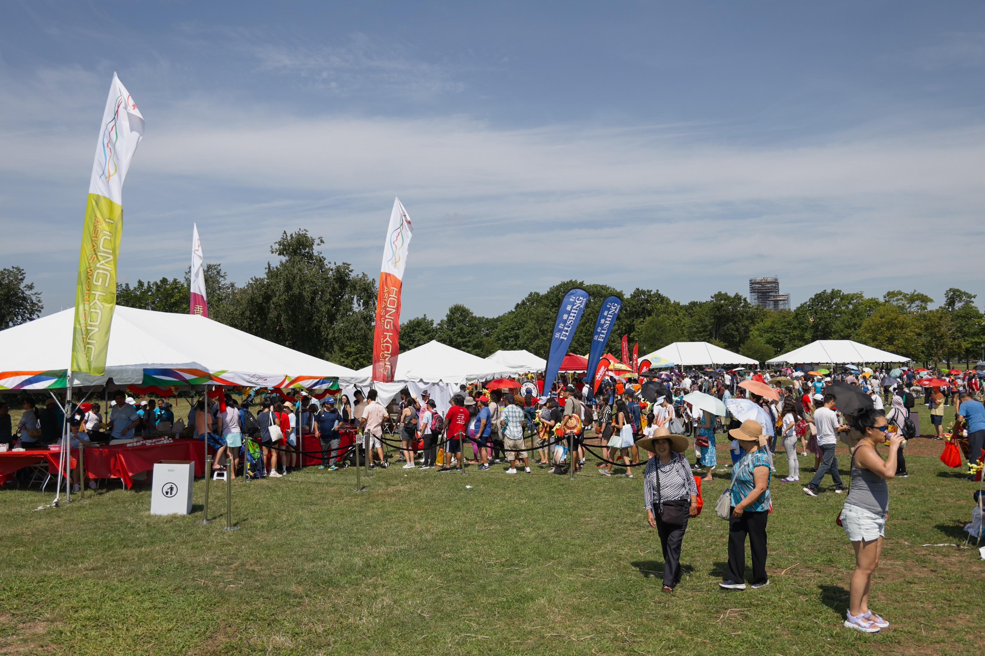 The Hong Kong Dragon Boat Festival in New York was held at the Flushing Meadows Corona Park on August 3 and 4 (New York time). The Hong Kong Economic and Trade Office in New York has a festival booth to promote Hong Kong to spectators.