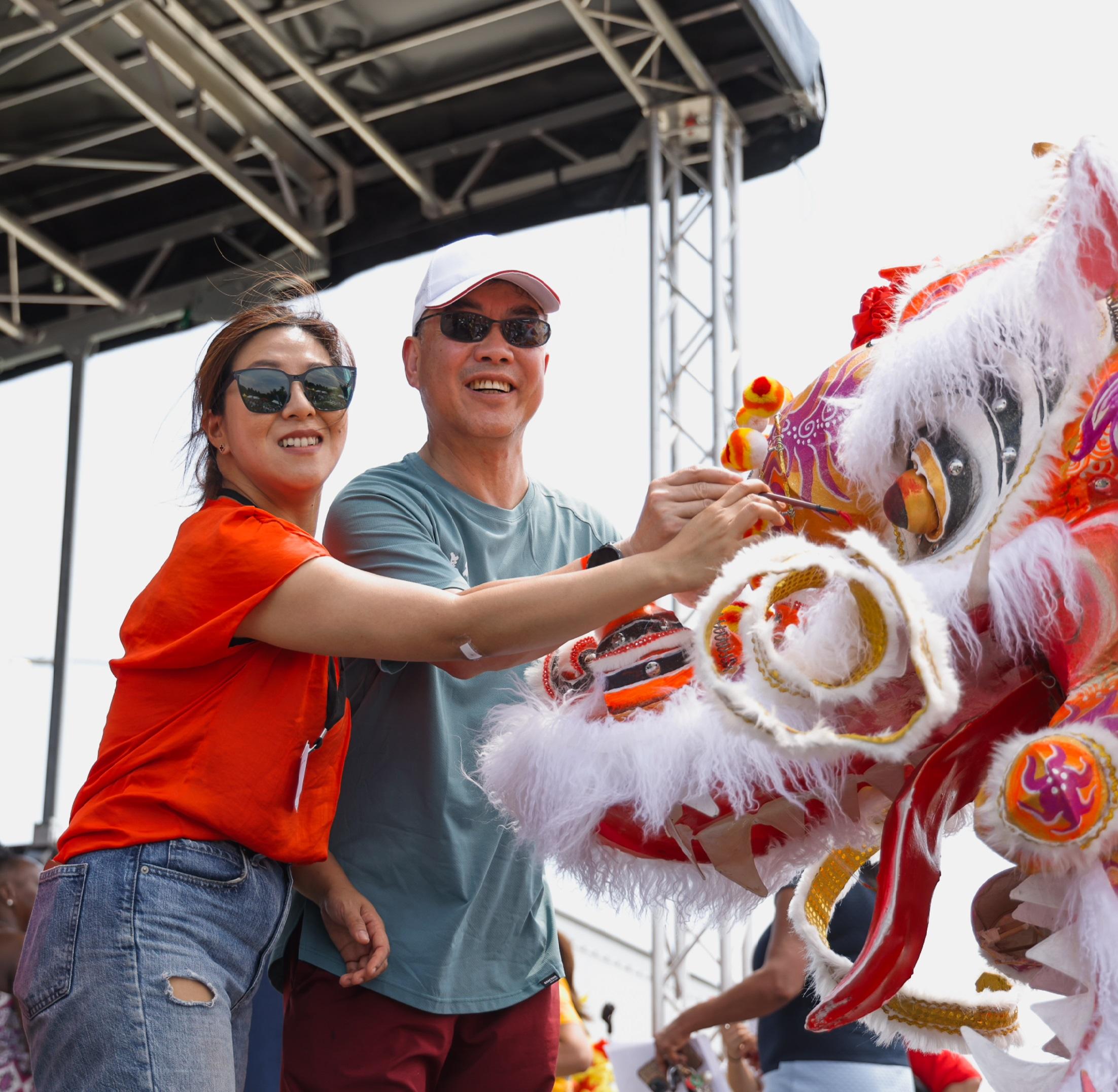 The Hong Kong Dragon Boat Festival in New York was held at the Flushing Meadows Corona Park on August 3 and 4 (New York time). Photo shows the Director of the Hong Kong Economic and Trade Office in New York, Ms Maisie Ho (left) and the Consul General of the People's Republic of China in New York, Mr Huang Ping take part in the eye-dotting ceremony at the opening ceremony of the Hong Kong Dragon Boat Festival in New York on August 3 (New York time).