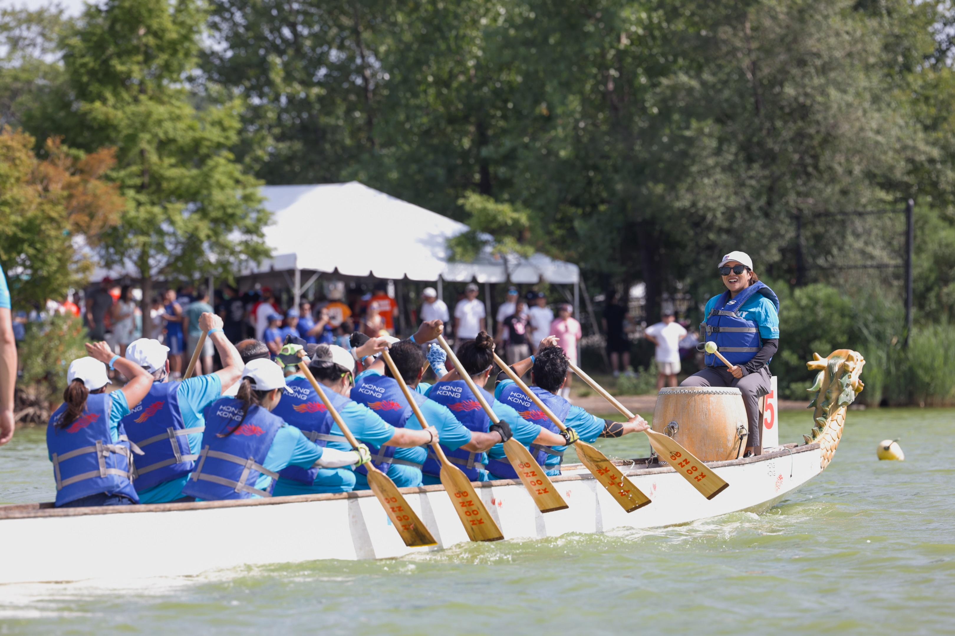 The Hong Kong Dragon Boat Festival in New York was held at the Flushing Meadows Corona Park on August 3 and 4 (New York time). The Director of the Hong Kong Economic and Trade Office in New York (HKETONY), Ms Maisie Ho, takes part in the races at the Hong Kong Dragon Boat Festival in New York on August 3 (New York time) as the drummer for the HKETONY Dragon Riders team. 