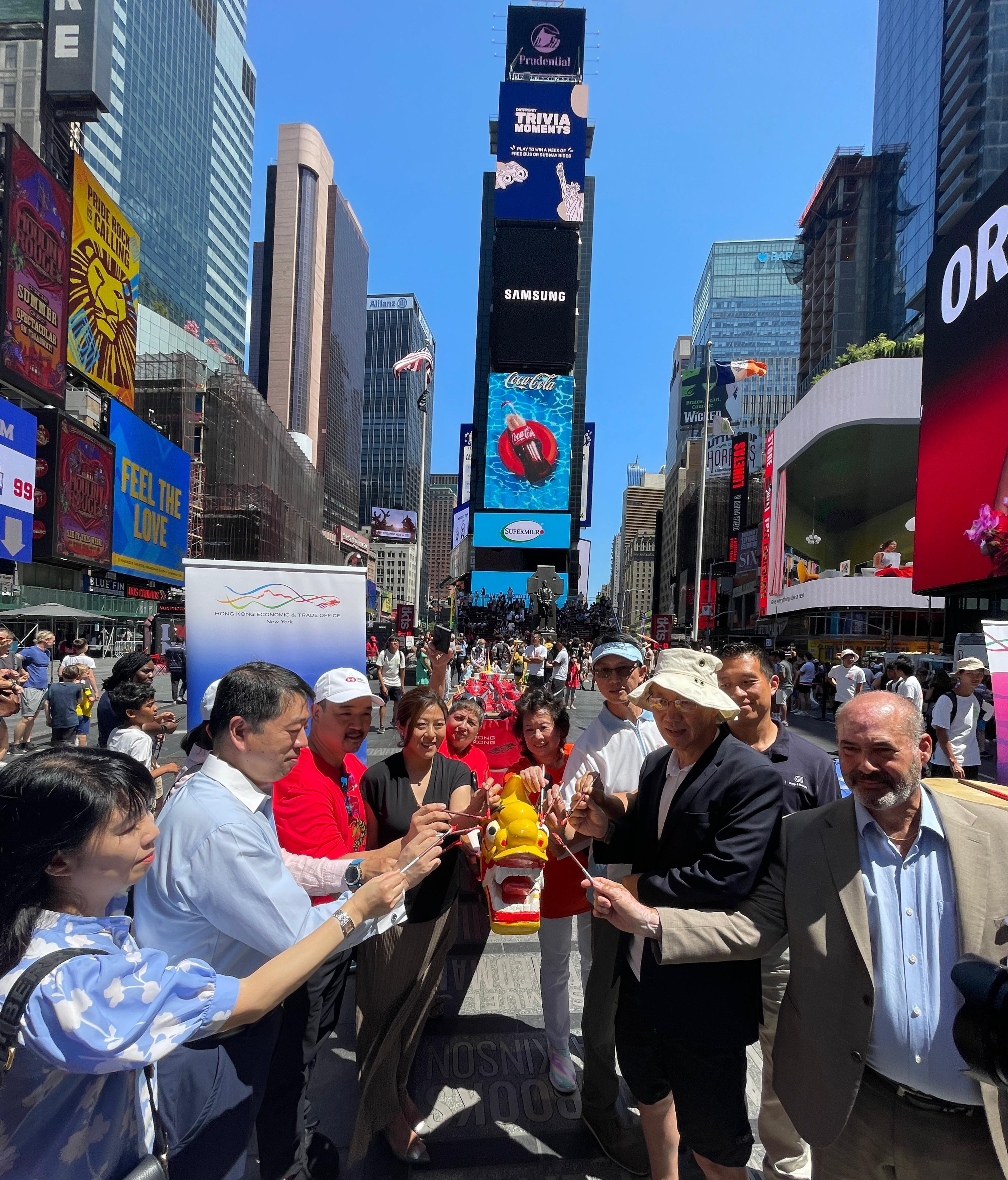 The Hong Kong Dragon Boat Festival in New York was held at the Flushing Meadows Corona Park on August 3 and 4 (New York time). The Director of the Hong Kong Economic and Trade Office in New York, Ms Maisie Ho (fourth left) and the Chairman of the Hong Kong Dragon Boat Festival in New York, Mr Henry Wan (second right) took part in the dragon boat awakening ceremony at New York’s Times Square on July 11 (New York time), to launch the Hong Kong Dragon Boat Festival in New York. 