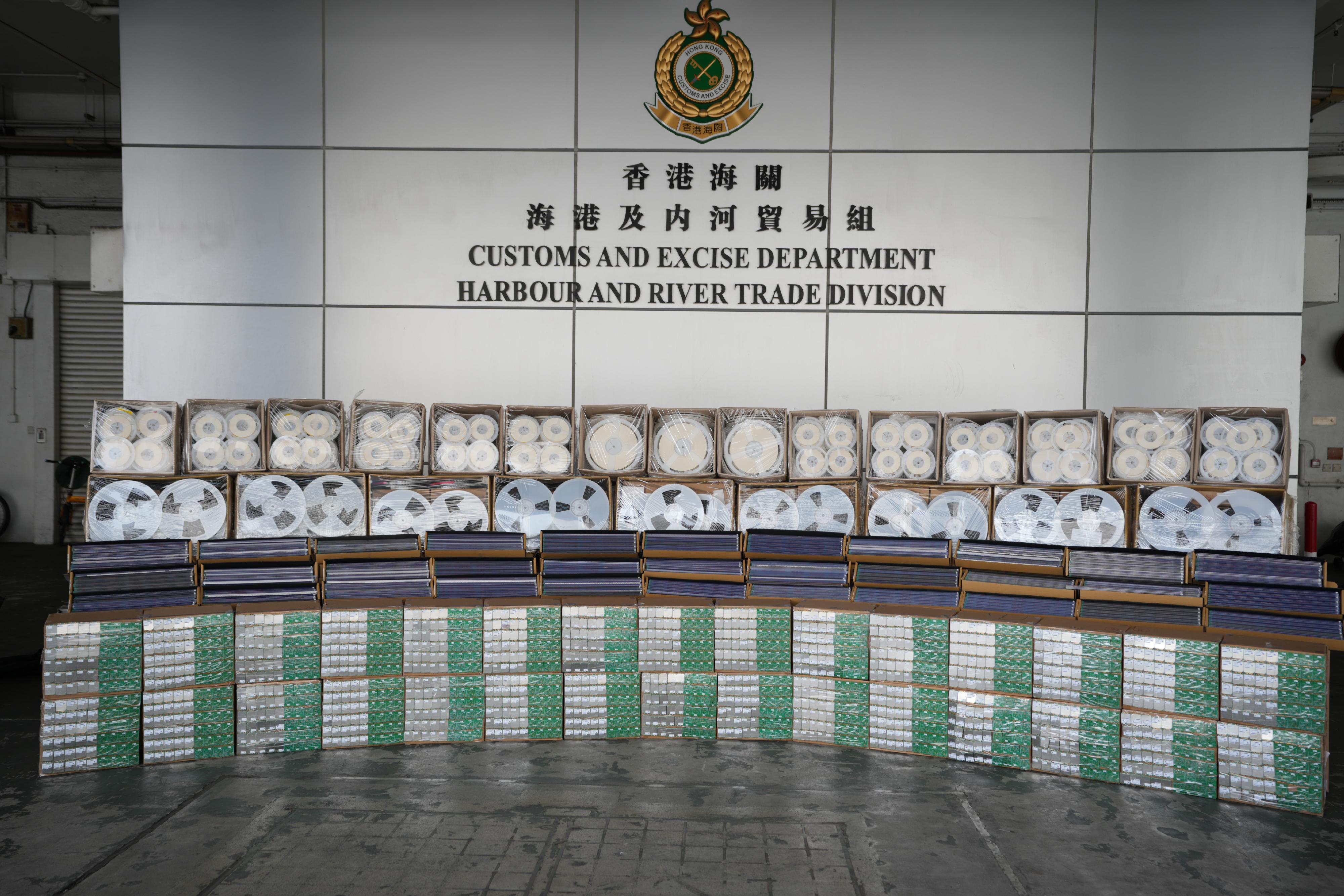 Hong Kong Customs on July 30 detected a suspected case of using an ocean-going vessel to smuggle goods to Malaysia at the Kwai Chung Container Terminals. A large batch of suspected smuggled electronic components with an estimated market value of about $150 million was seized. Photo shows the suspected smuggled goods seized.