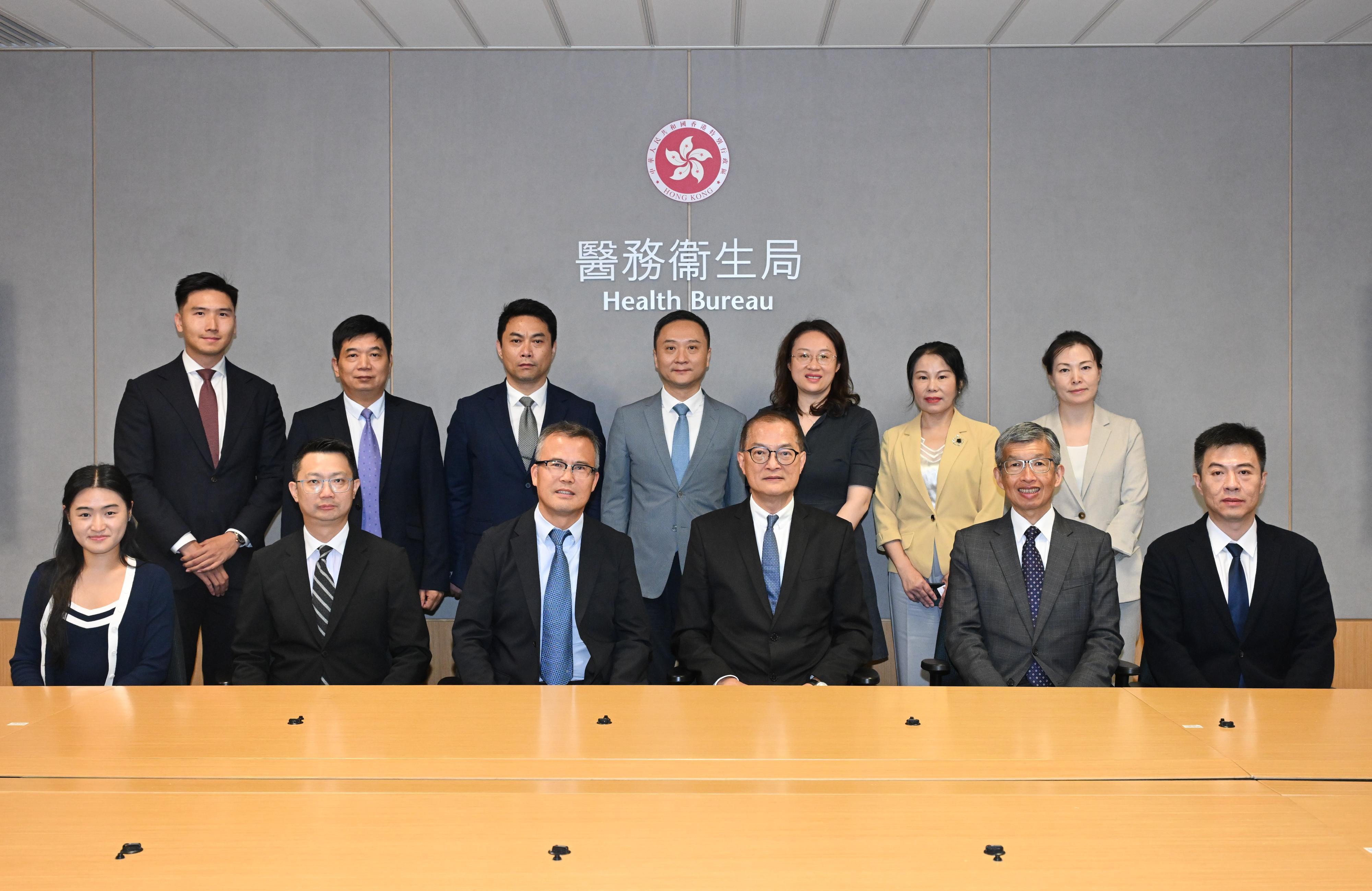 医务卫生局局长卢宠茂教授今日（八月六日）与南方医科大学党委书记张玉润率领的代表团举行会议。图示卢宠茂教授（前排右三）、张玉润（前排左三）、医院管理局联网服务总监邓耀铿医生（前排右二）和其他与会者合照。