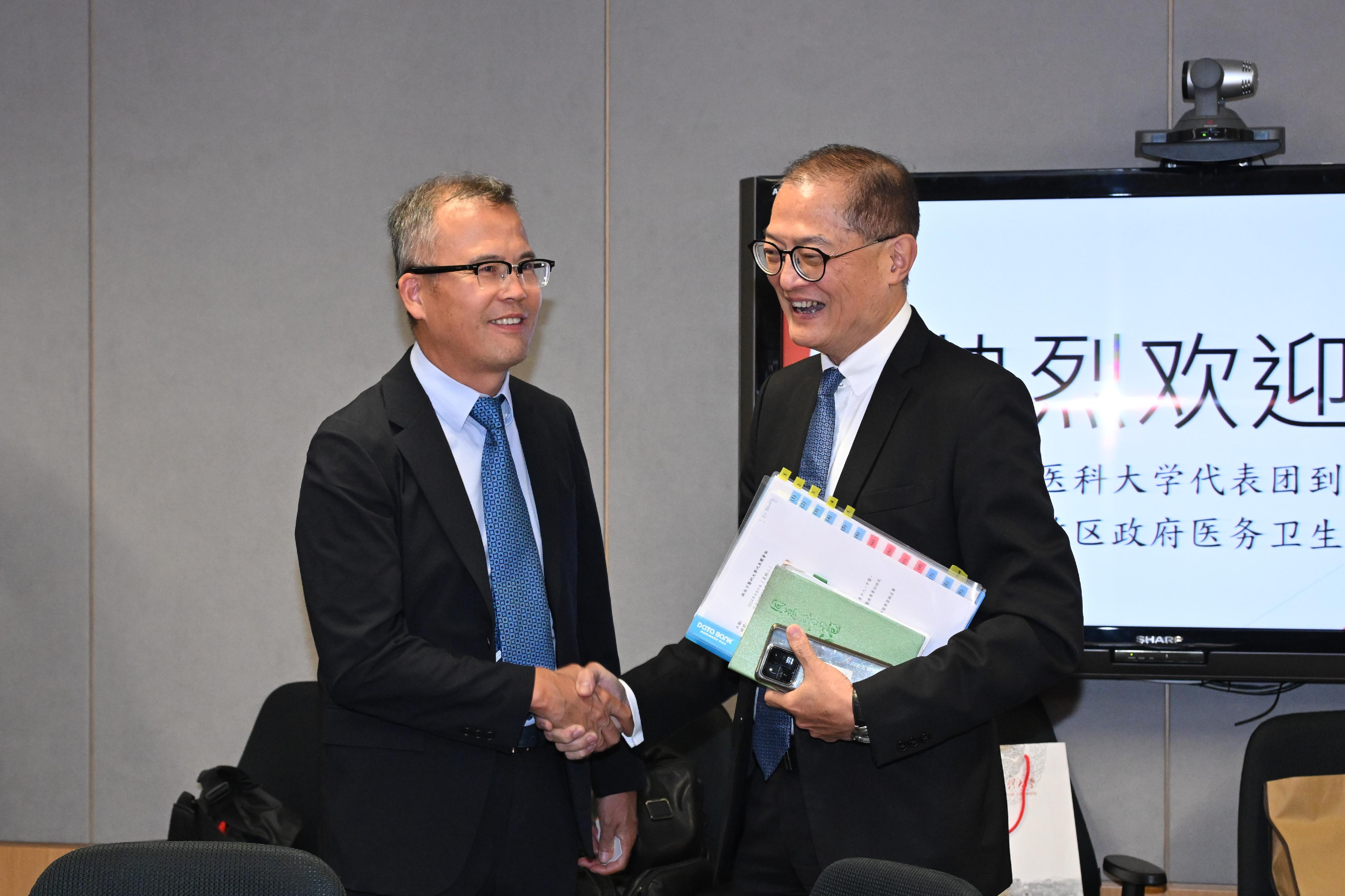 The Secretary for Health, Professor Lo Chung-mau (right), meets with the Secretary of the Party Committee of Southern Medical University, Mr Zhang Yurun (left), today (August 6).