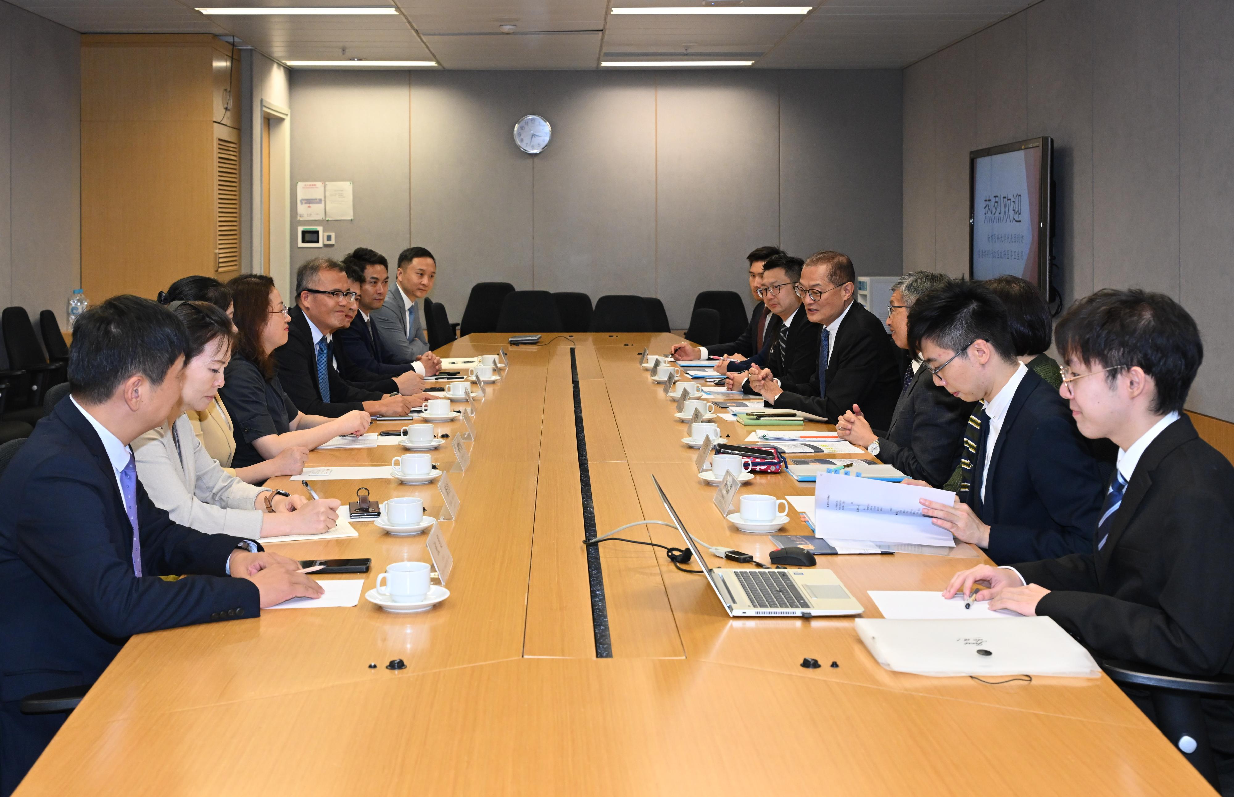 The Secretary for Health, Professor Lo Chung-mau (fifth right), meets with a delegation led by the Secretary of the Party Committee of Southern Medical University, Mr Zhang Yurun (fifth left), today (August 6) to exchange views on medical co-operation between the Mainland and the Hong Kong Special Administrative Region.