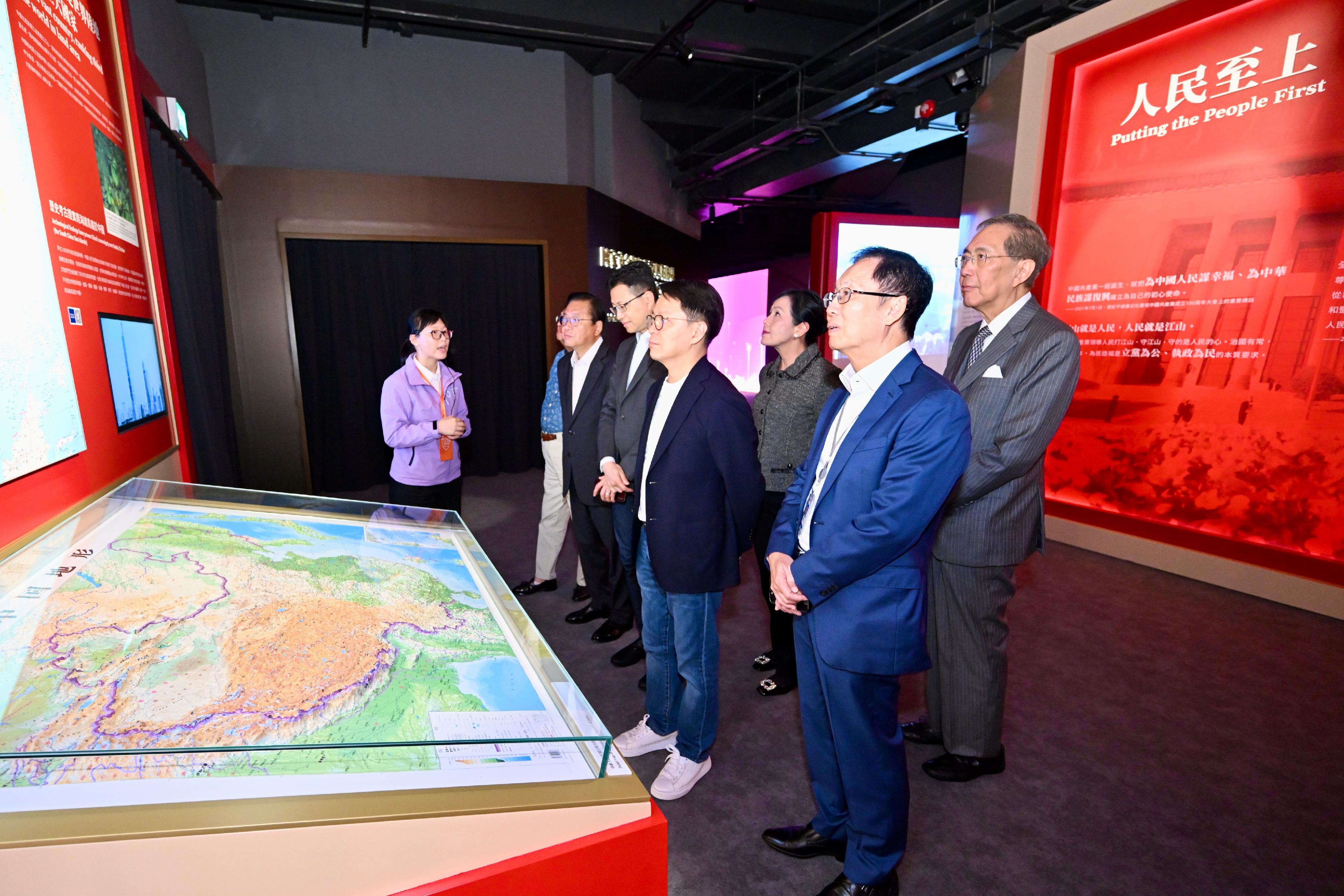 Non-official Members of the Executive Council (ExCo Non-official Members) today (August 6) visited the National Security Exhibition Gallery of the Hong Kong Special Administrative Region. Photo shows ExCo Non-official Members receiving a briefing on the exhibits.