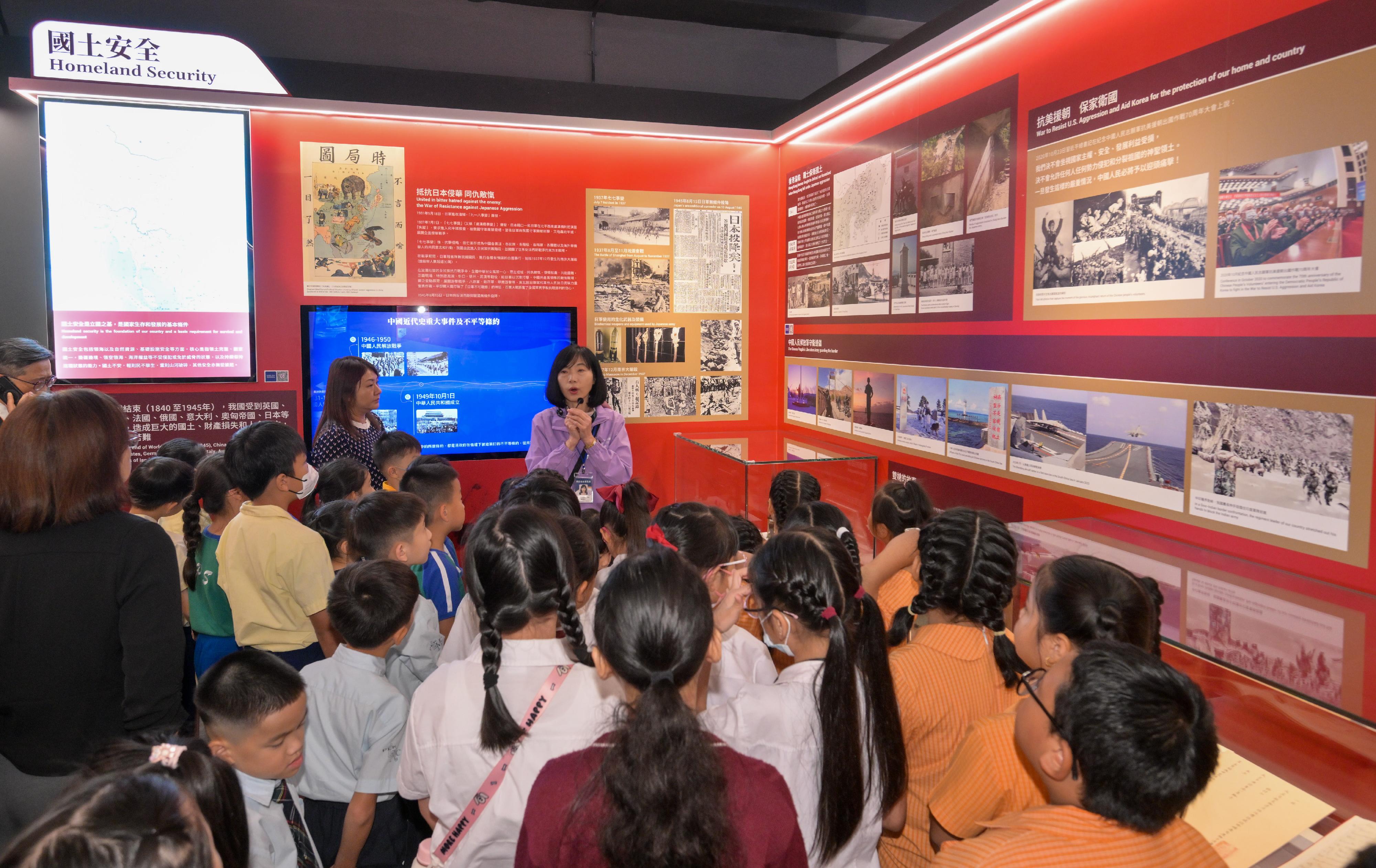 The Opening Ceremony of the National Security Exhibition Gallery of the Hong Kong Special Administrative Region (HKSAR), organised by the Committee for Safeguarding National Security of the HKSAR and supported by the Liaison Office of the Central People's Government in the HKSAR and the Office for Safeguarding National Security of the Central People's Government in the HKSAR, was held at the Hong Kong Museum of History today (August 6). After the opening ceremony, students were invited to visit the Gallery first. Photo shows the students asking questions at the Gallery.
