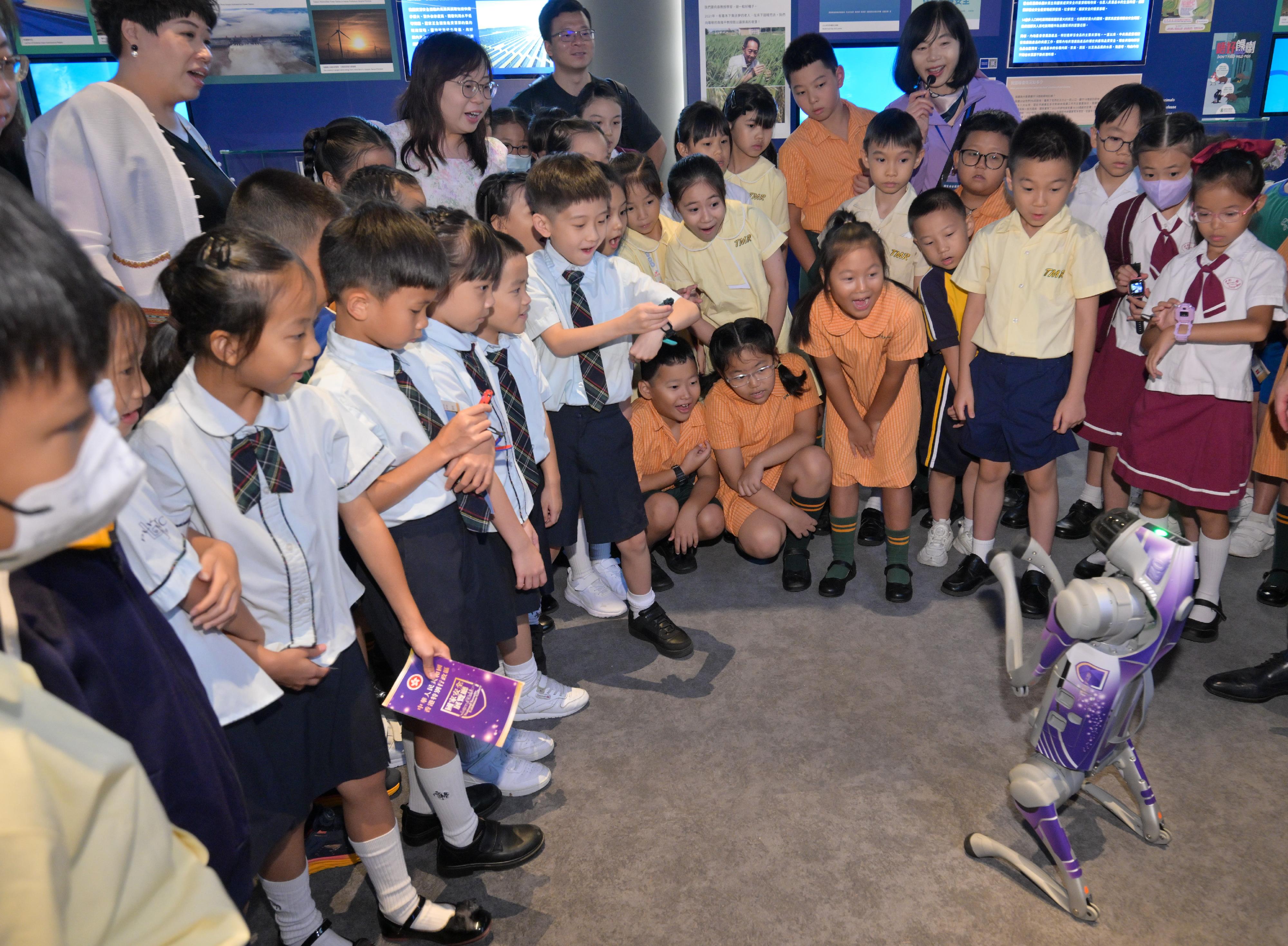 The Opening Ceremony of the National Security Exhibition Gallery of the Hong Kong Special Administrative Region (HKSAR), organised by the Committee for Safeguarding National Security of the HKSAR and supported by the Liaison Office of the Central People's Government in the HKSAR and the Office for Safeguarding National Security of the Central People's Government in the HKSAR, was held at the Hong Kong Museum of History today (August 6). After the opening ceremony, students were invited to visit the Gallery first. Photo shows the students trying out interactive devices at the Gallery.
