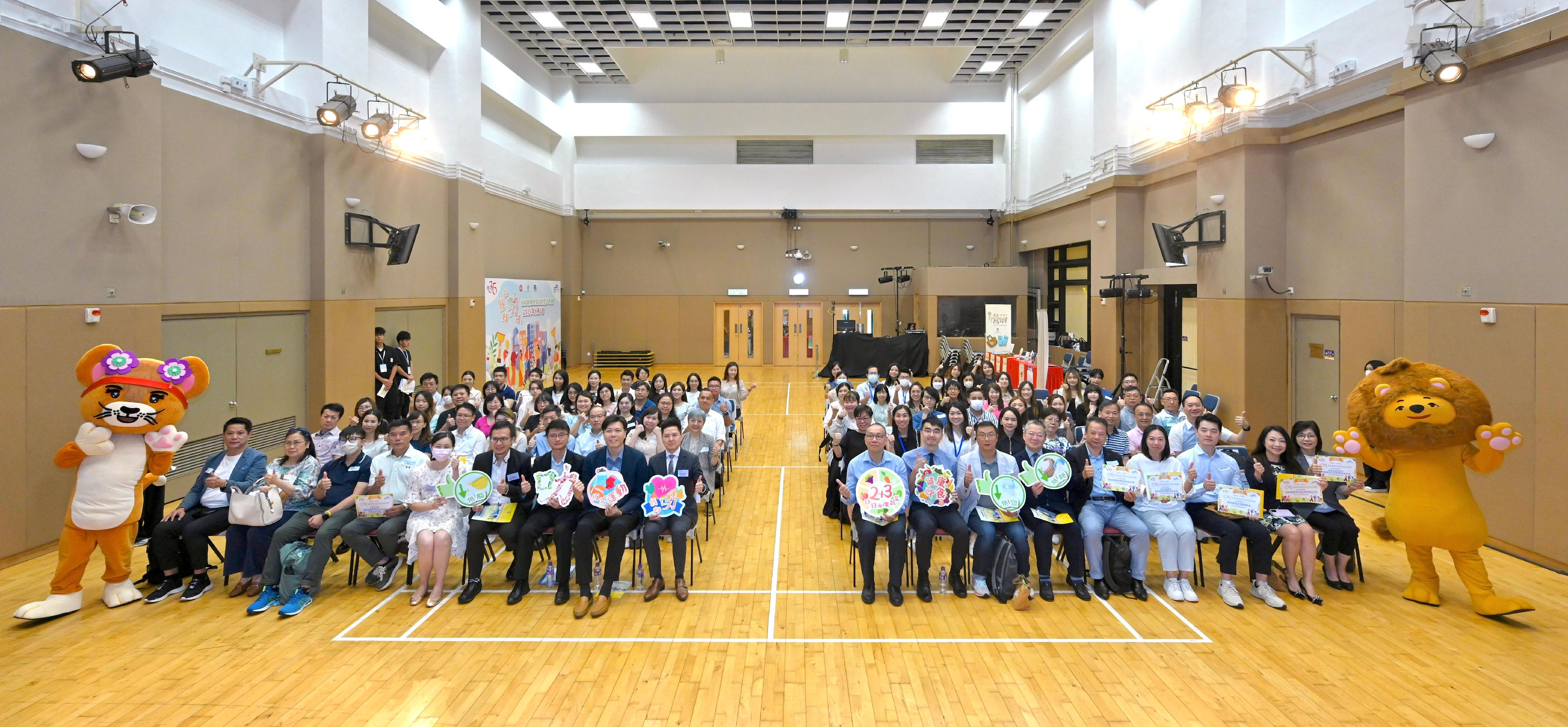 The Department of Health held the "I'm So Smart" Community Health Promotion Programme Recognition Ceremony today (August 7). Photo shows the officiating guests with participants at the ceremony.