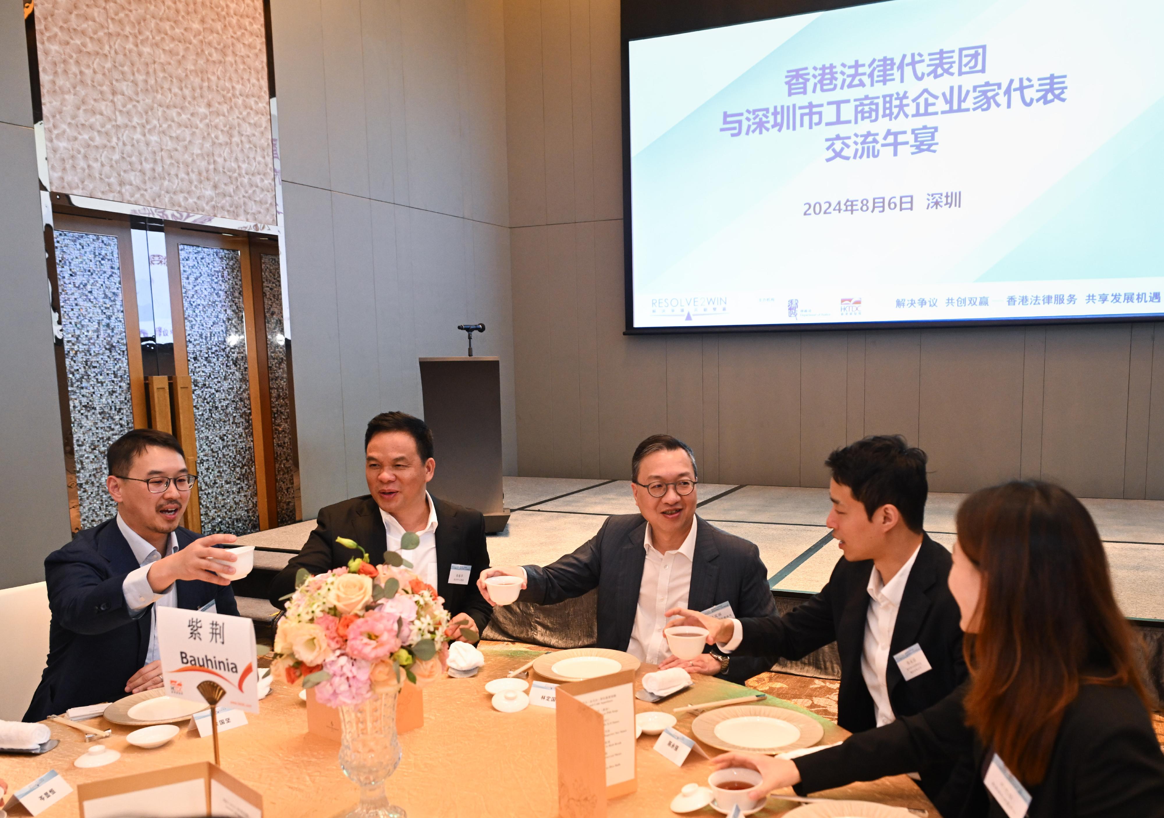 The Secretary for Justice, Mr Paul Lam, SC (centre), leading a delegation of about 20 persons comprising representatives from the Hong Kong Bar Association, the Law Society of Hong Kong and related sectors, attended a networking luncheon with the Shenzhen Federation of Industry and Commerce on August 6. 
