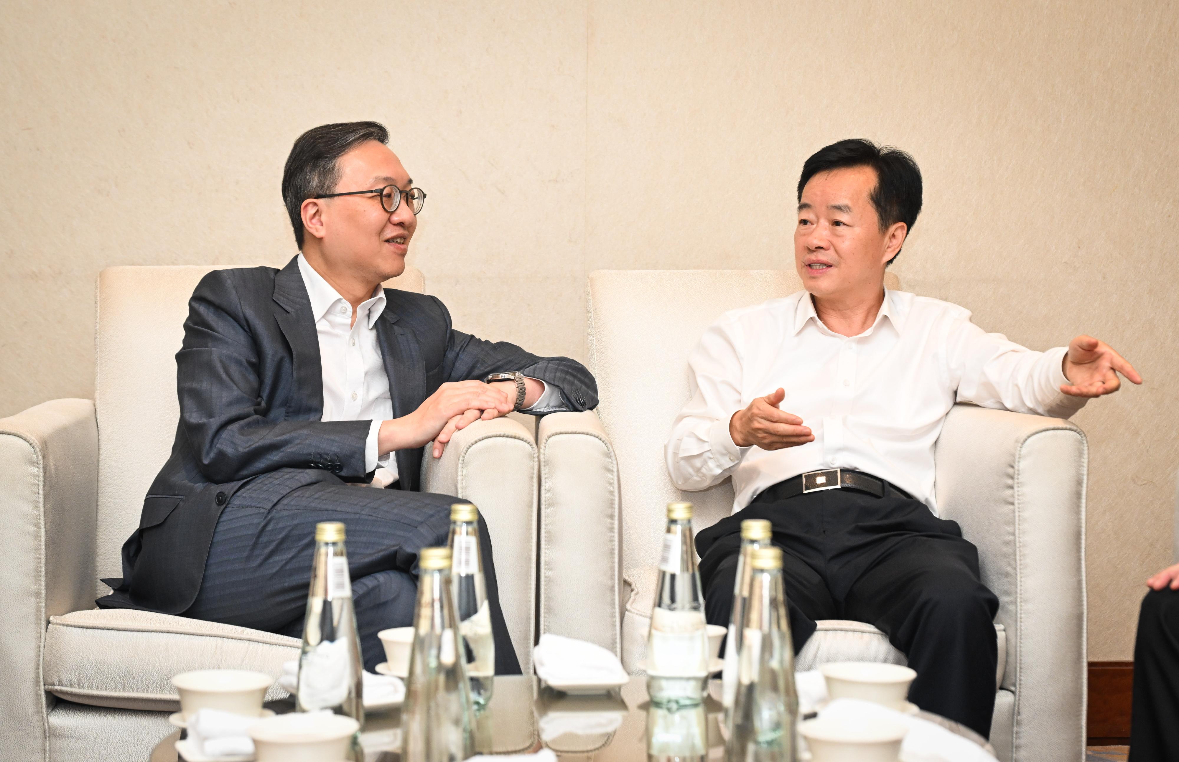 The Secretary for Justice, Mr Paul Lam, SC (left), leading a delegation of about 20 persons comprising representatives from the Hong Kong Bar Association, the Law Society of Hong Kong and related sectors, attended a dinner and met with member of the Standing Committee of the CPC Shenzhen Municipal Committee Mr Chen Qing (right) on August 6. 
