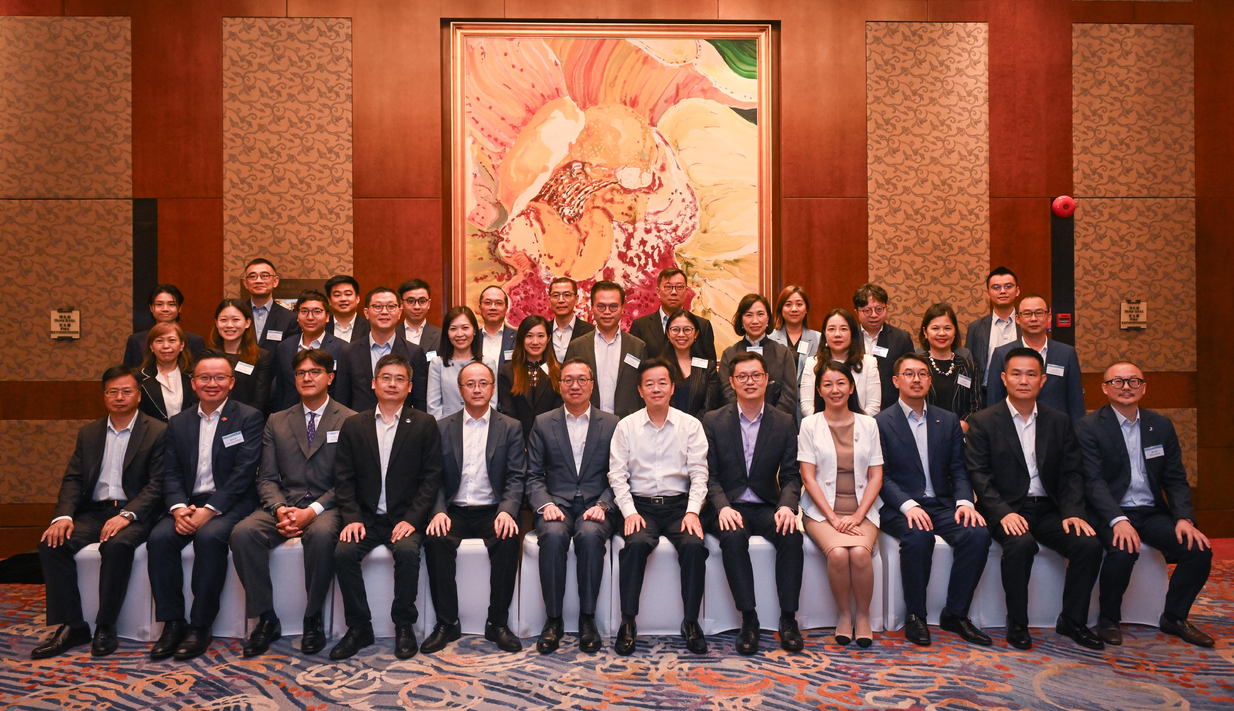 The Secretary for Justice, Mr Paul Lam, SC (first row, sixth left), leading a delegation of about 20 persons comprising representatives from the Hong Kong Bar Association, the Law Society of Hong Kong and related sectors, attended a dinner and met with member of the Standing Committee of the CPC Shenzhen Municipal Committee Mr Chen Qing (first row, sixth right) on August 6. 
