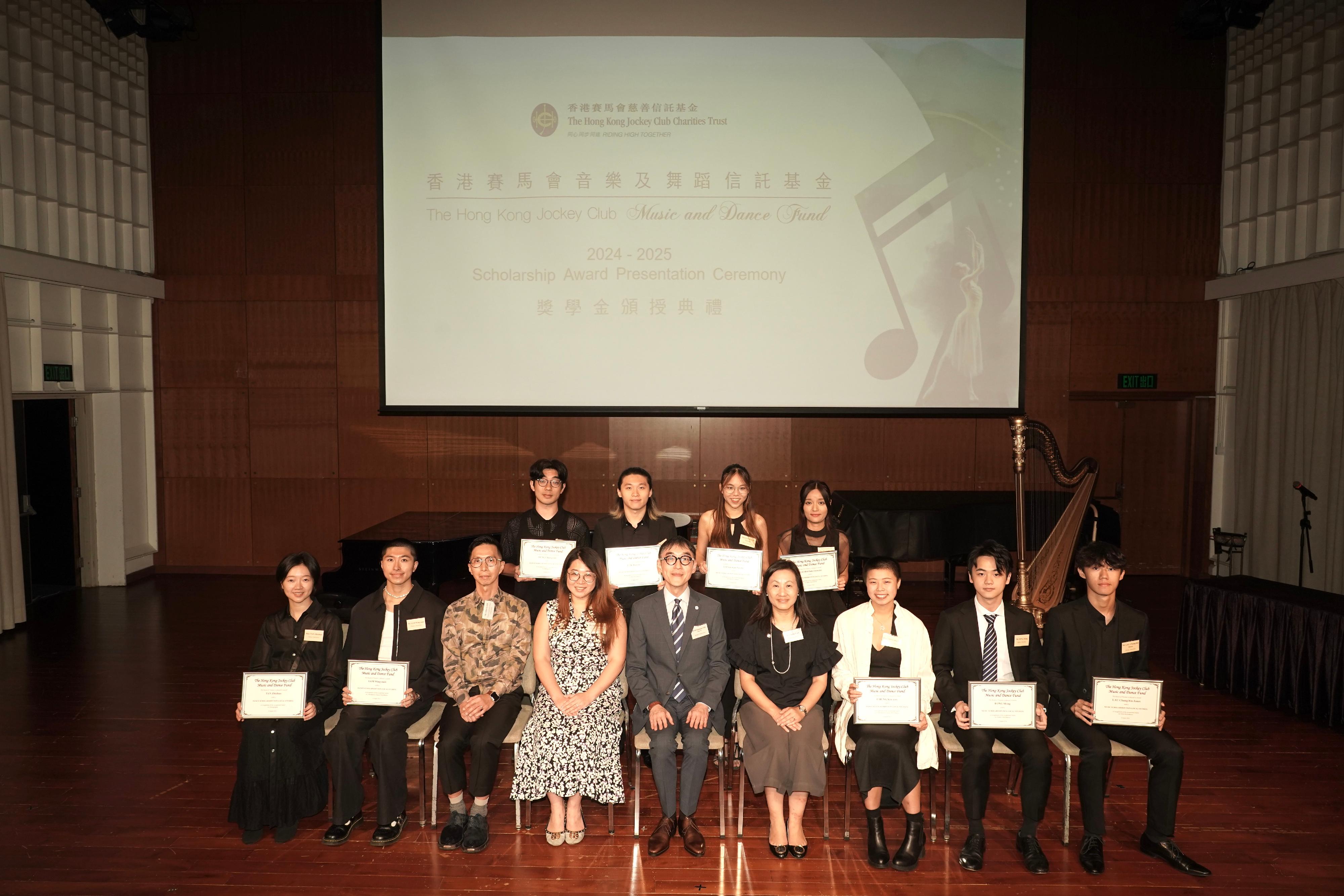 香港赛马会音乐及舞蹈信托基金今日（八月八日）举行典礼，颁授奖学金予九名青年音乐和舞蹈人才。图示香港赛马会音乐及舞蹈信托基金受托人委员会主席苏彰德教授（前排中）、文化体育及旅游局首席助理秘书长（文化）陈紫欣（前排左四）、香港赛马会慈善事务副总经理刘可仪博士（前排右四）、舞蹈甄选委员会主席林伟源（前排左三）与奖学金得主或其领奖代表在颁授典礼合照。

