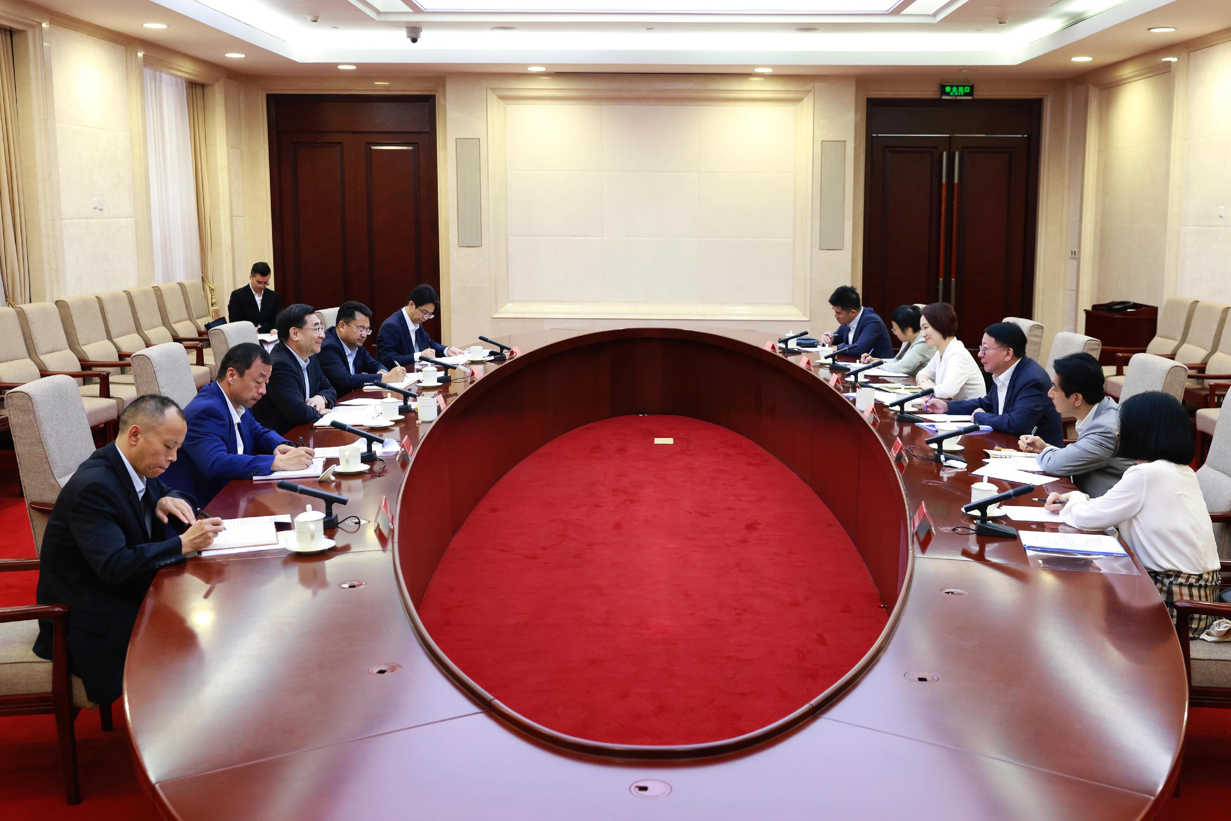 The Chief Secretary for Administration, Mr Chan Kwok-ki (third right), and the Convenor of the Working Group on Patriotic Education, Ms Starry Lee (fourth right), met with Vice Minister of the Publicity Department of the Communist Party of China Central Committee Mr Hu Heping (third left), who is in charge of the department's daily operations, on August 7 during their visit in Beijing to exchange views on taking forward patriotic education in Hong Kong and on the Mainland.