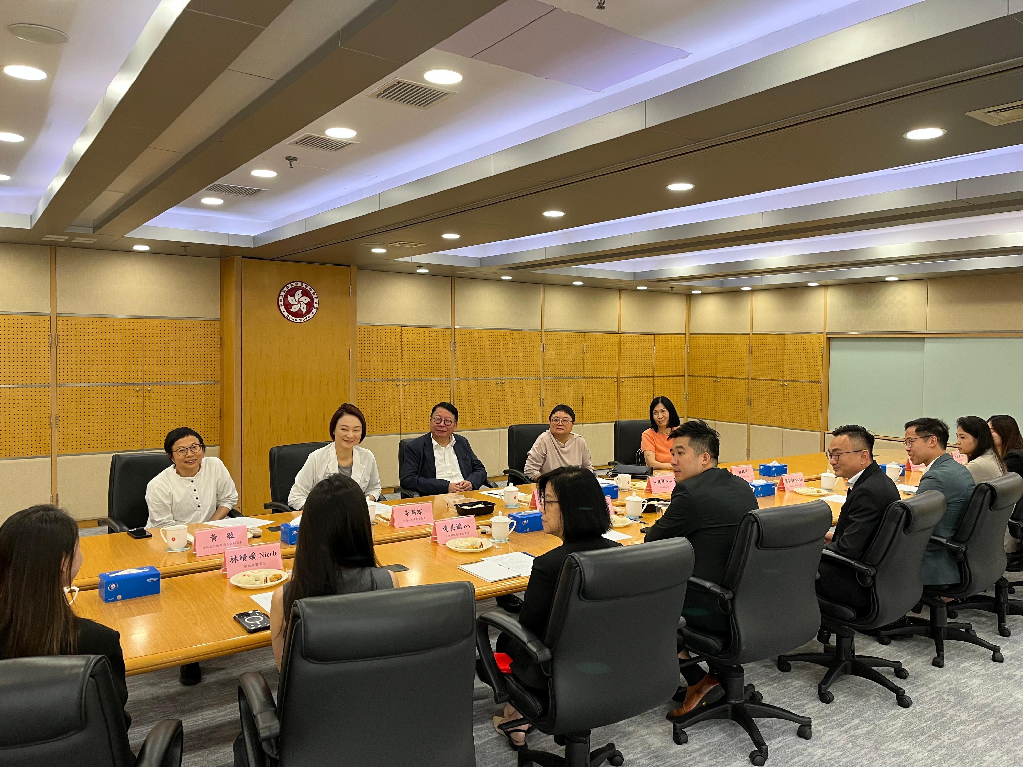 The Chief Secretary for Administration, Mr Chan Kwok-ki, and the Convenor of the Working Group on Patriotic Education, Ms Starry Lee, visited the Office of the Government of the Hong Kong Special Administrative Region in Beijing during their visit in Beijing on August 8. Photo shows Mr Chan (upper row, centre), Ms Lee (upper row, second left) and staff of the Office chatting with Hong Kong students who are based in Beijing and currently interning in the Office.