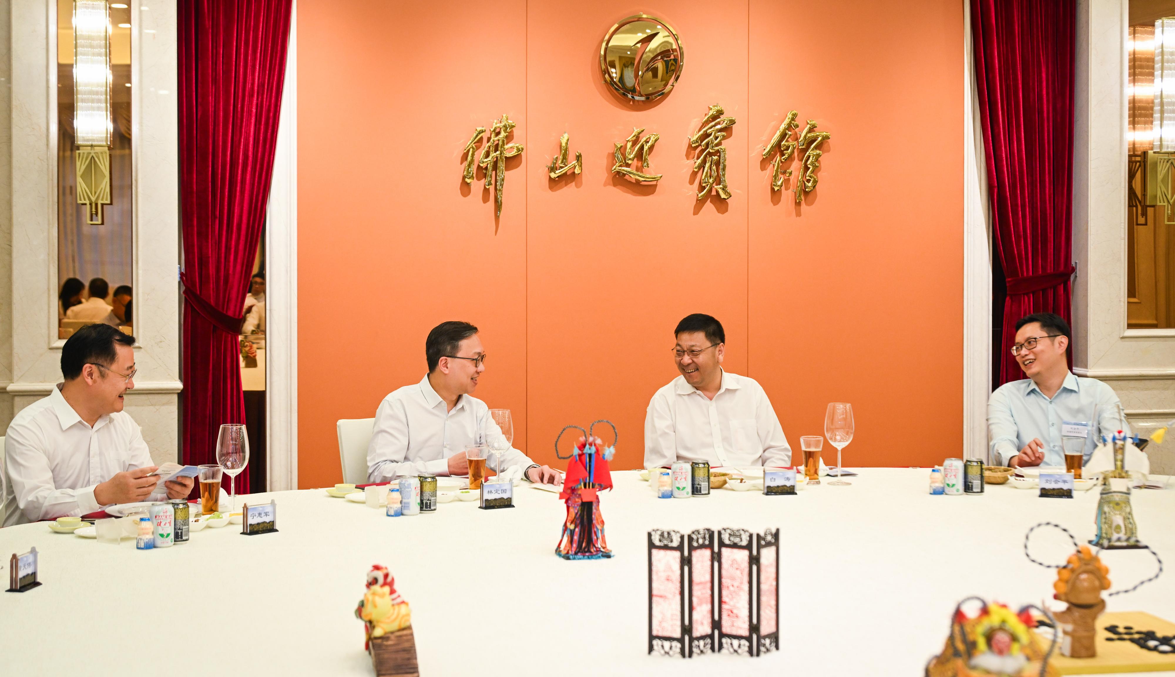 The Secretary for Justice, Mr Paul Lam, SC, leading a delegation of about 20 persons comprising representatives from the Hong Kong Bar Association, the Law Society of Hong Kong and related sectors, started their visit to Foshan on August 7. Photo shows Mr Lam (second left) and Deputy Executive Director of the Hong Kong Trade Development Council Dr Patrick Lau (first right) attending a dinner and meeting with the Mayor of the Foshan Municipal Government, Mr Bai Tao (second right), and Vice Mayor of the Foshan Municipal Government Mr Ning Huijun (first left).
