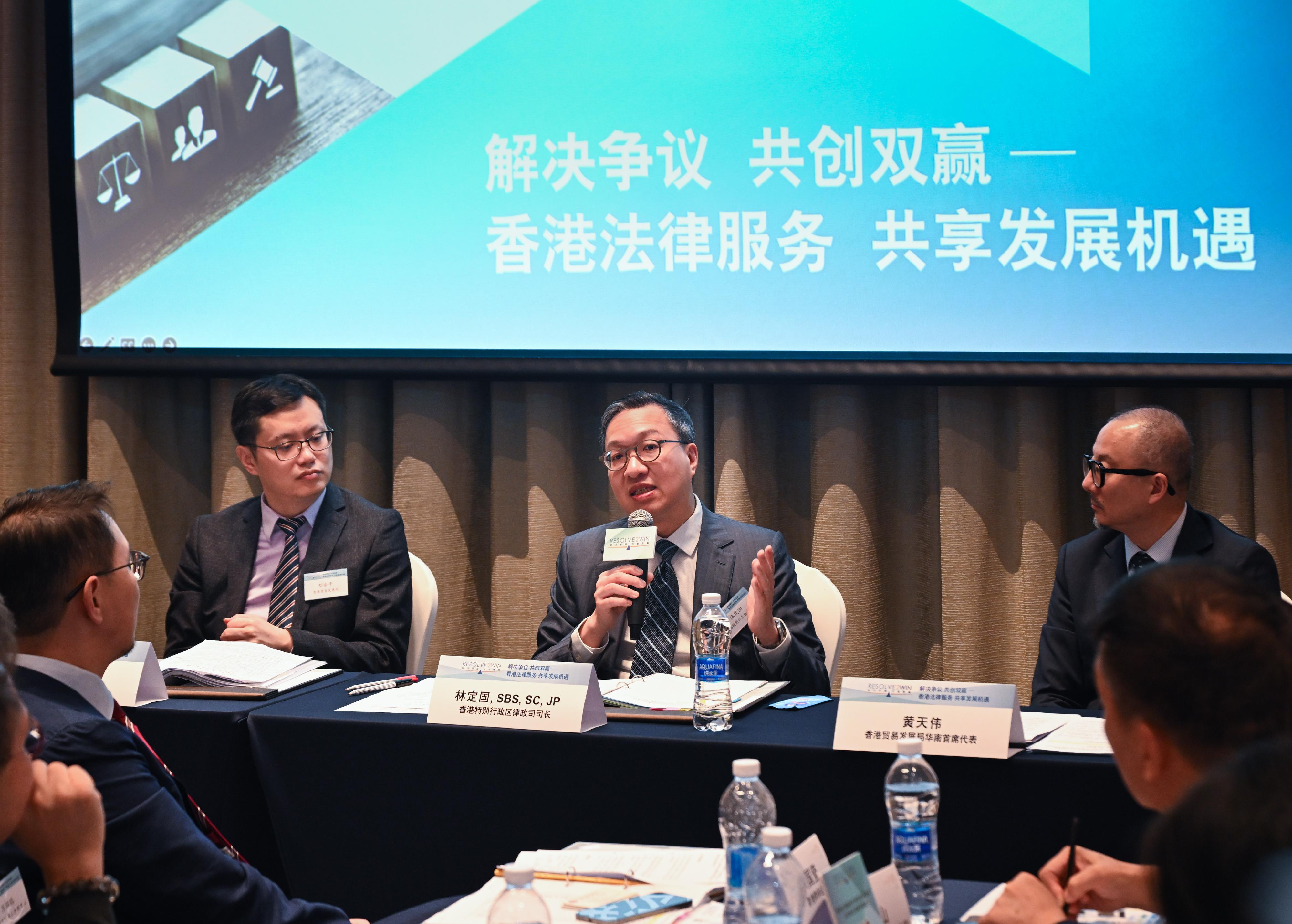 The Secretary for Justice, Mr Paul Lam, SC, leading a delegation of about 20 persons comprising representatives from the Hong Kong Bar Association, the Law Society of Hong Kong and related sectors, continued their visit in Foshan today (August 8). Photo shows Mr Lam (centre), Deputy Executive Director of the Hong Kong Trade Development Council Dr Patrick Lau (left) and the delegation having a meeting with Foshan Federation of Industry and Commerce representatives to gain a better understanding of business developments there.
