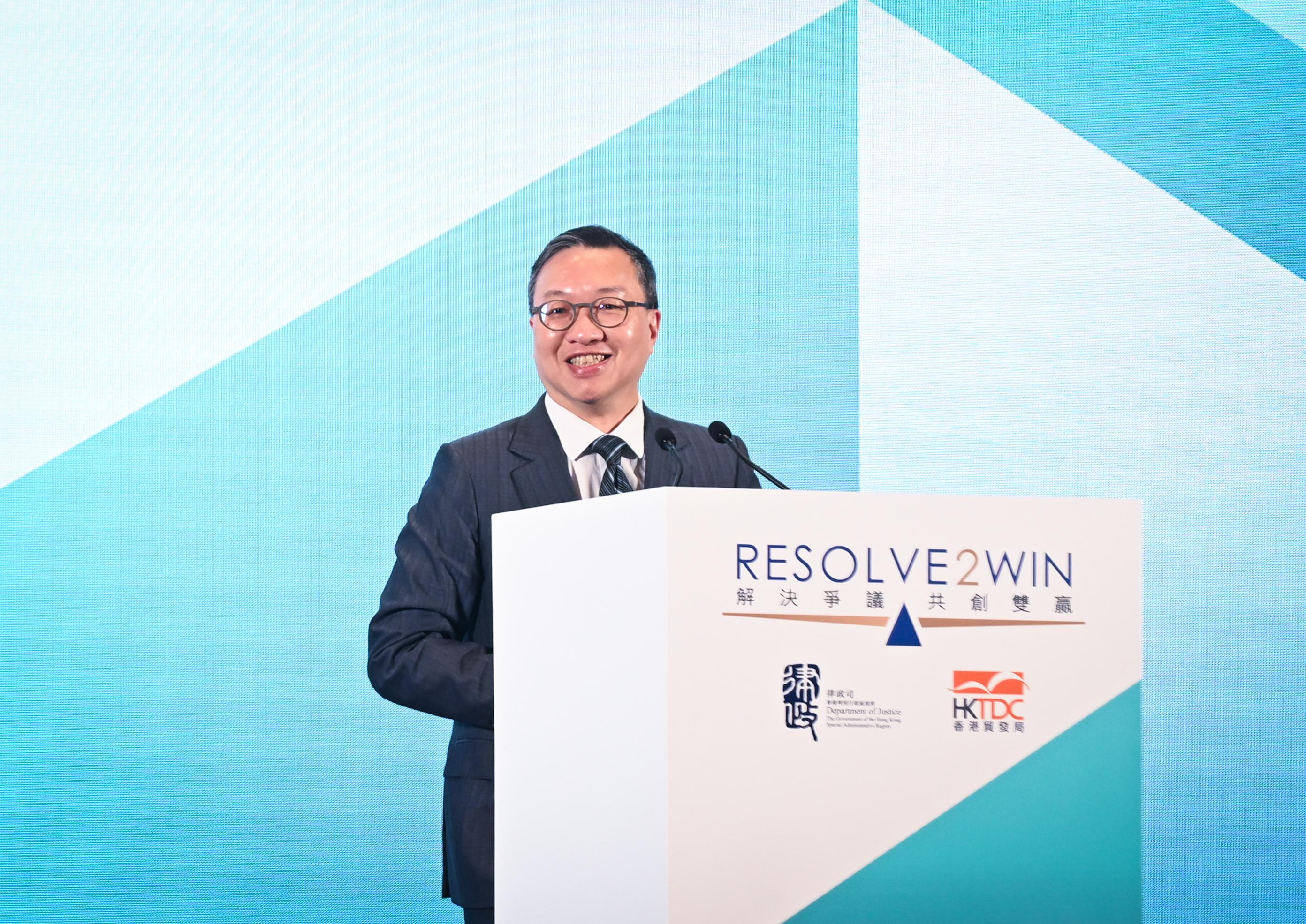 The Secretary for Justice, Mr Paul Lam, SC, leading a delegation of about 20 persons comprising representatives from the Hong Kong Bar Association, the Law Society of Hong Kong and related sectors, continued their visit in Foshan today (August 8). Photo shows Mr Lam delivering his keynote speech at the luncheon with the Foshan Federation of Industry and Commerce.
