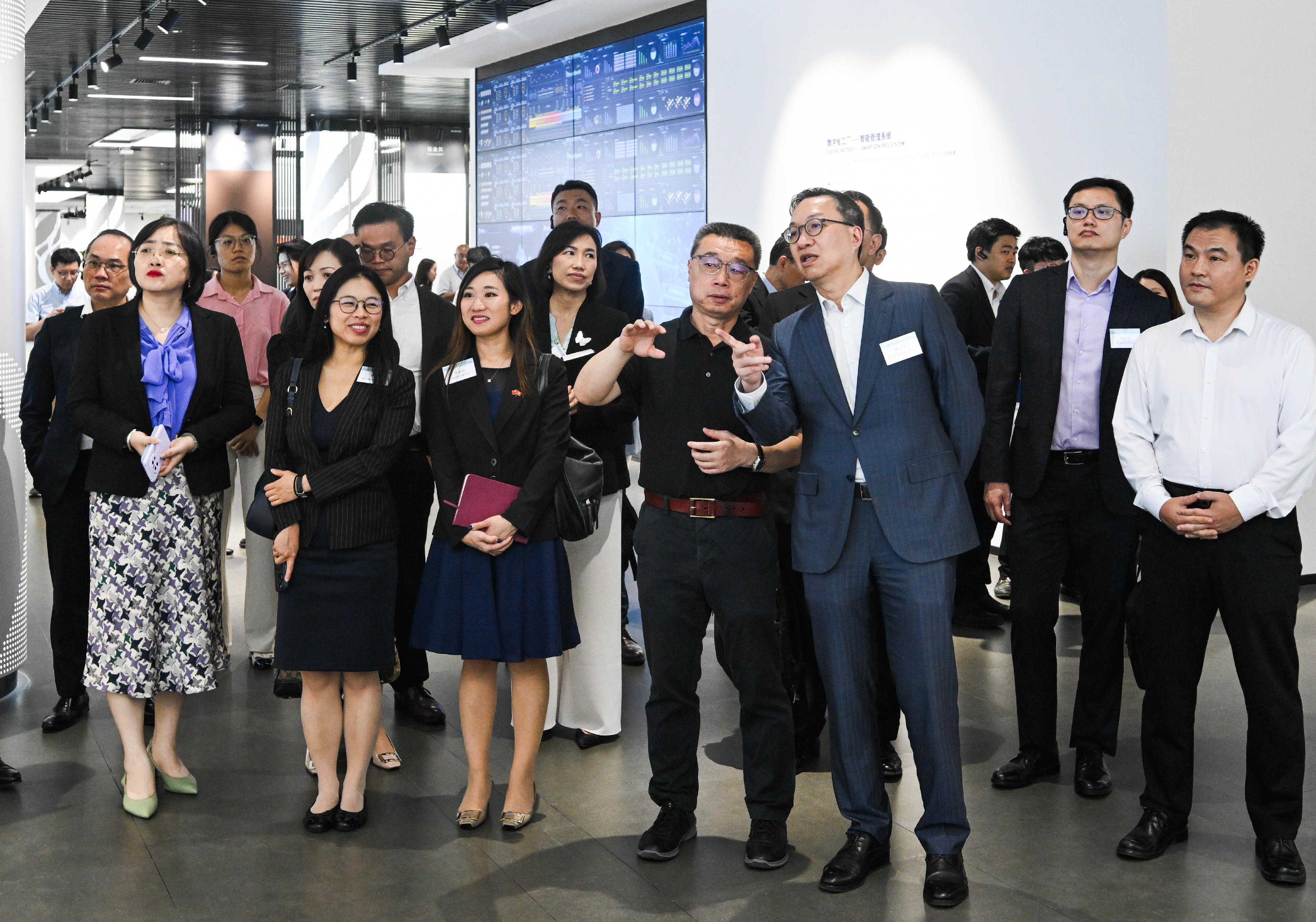 The Secretary for Justice, Mr Paul Lam, SC, leading a delegation of about 20 persons comprising representatives from the Hong Kong Bar Association, the Law Society of Hong Kong and related sectors, continued their visit in Foshan today (August 8). Photo shows Mr Lam (first row, first right) and his delegation visiting the Keda Industrial Group Company Limited to learn more about its diverse global businesses.
