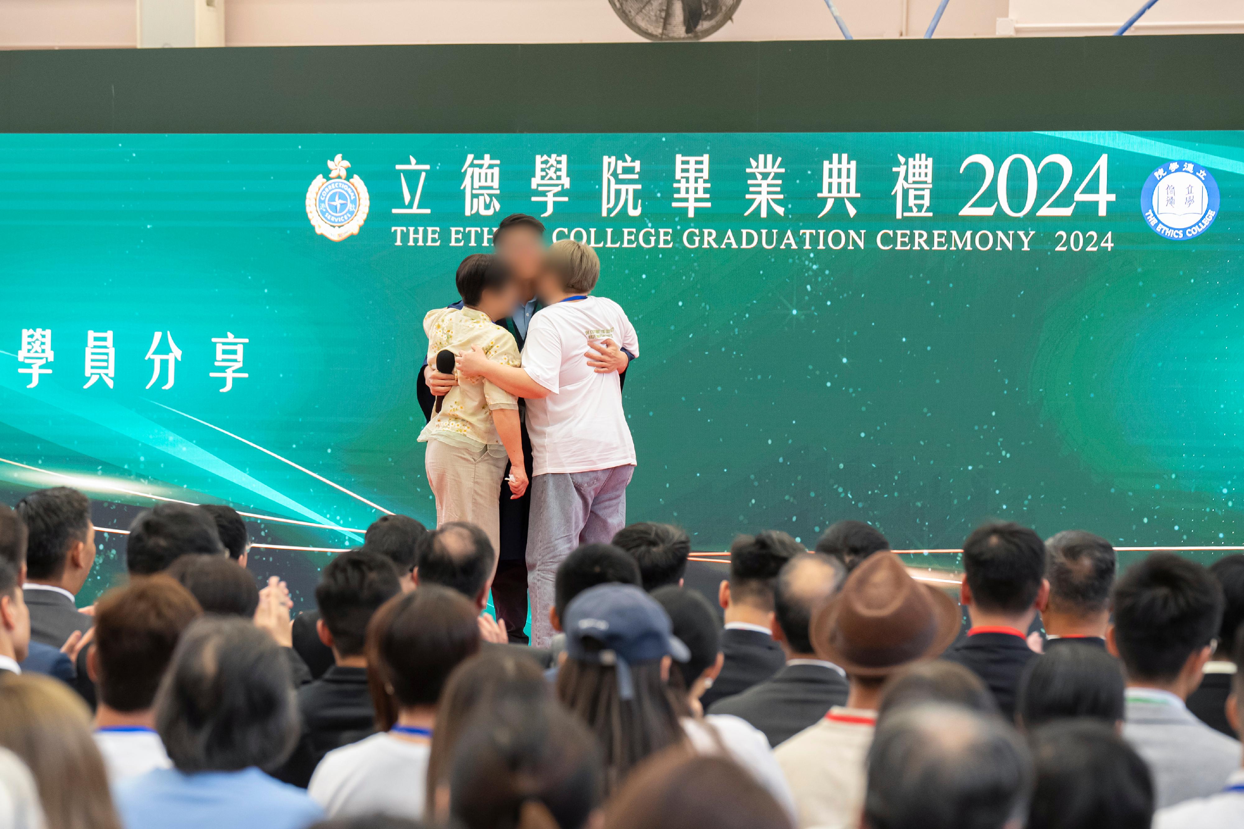 The Correctional Services Department held the first graduation ceremony of the Ethics College at Pak Sha Wan Correctional Institution today (August 8) to present graduation certificates to persons in custody who have completed the Diploma of Applied Education programme. Photo shows a person in custody expressing his thanks to his family members for their support and encouragement in a sharing session.