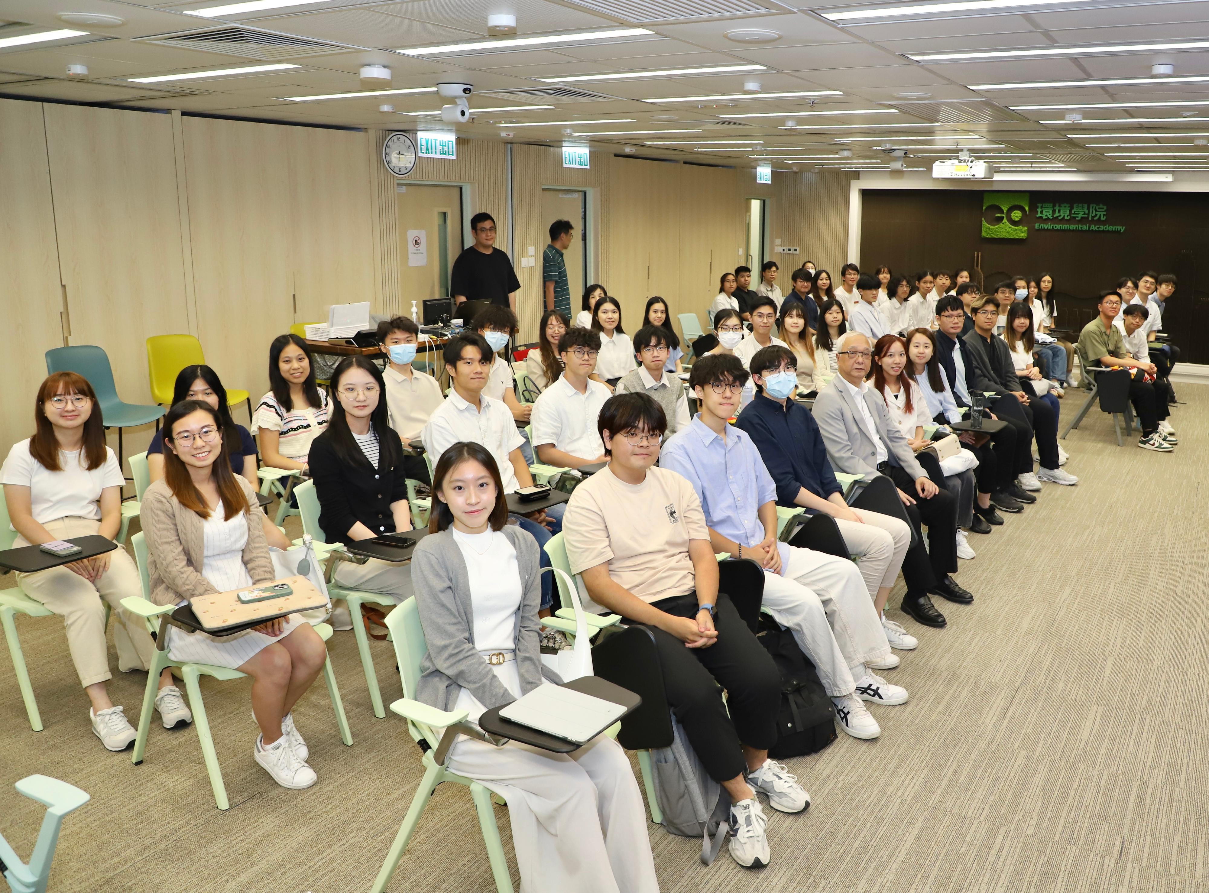 The Secretary for Environment and Ecology, Mr Tse Chin-wan, today (August 9) met with summer interns of the Post-Secondary Student Summer Internship Programme to listen to their sharing of experiences and feelings during the internship, and encouraged young people to actively equip themselves to seize the opportunities brought by green transformation. Photo shows Mr Tse (first row, fifth left) and the interns at the meeting.