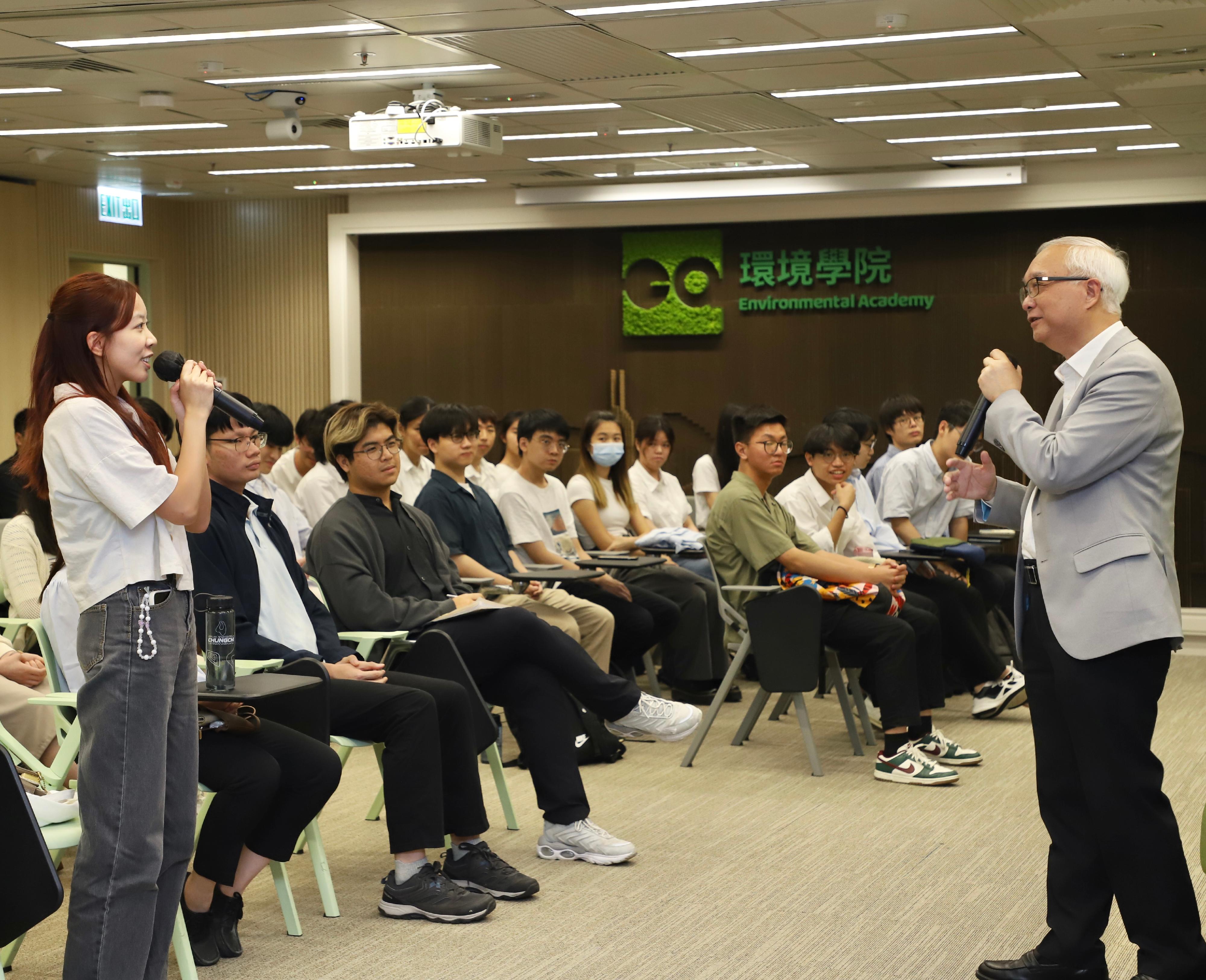 The Secretary for Environment and Ecology, Mr Tse Chin-wan, today (August 9) met with summer interns of the Post-Secondary Student Summer Internship Programme to listen to their sharing of experiences and feelings during the internship, and encouraged young people to actively equip themselves to seize the opportunities brought by green transformation. Photo shows Mr Tse (right) inviting the interns to share their experiences and what they have gained during their internship.