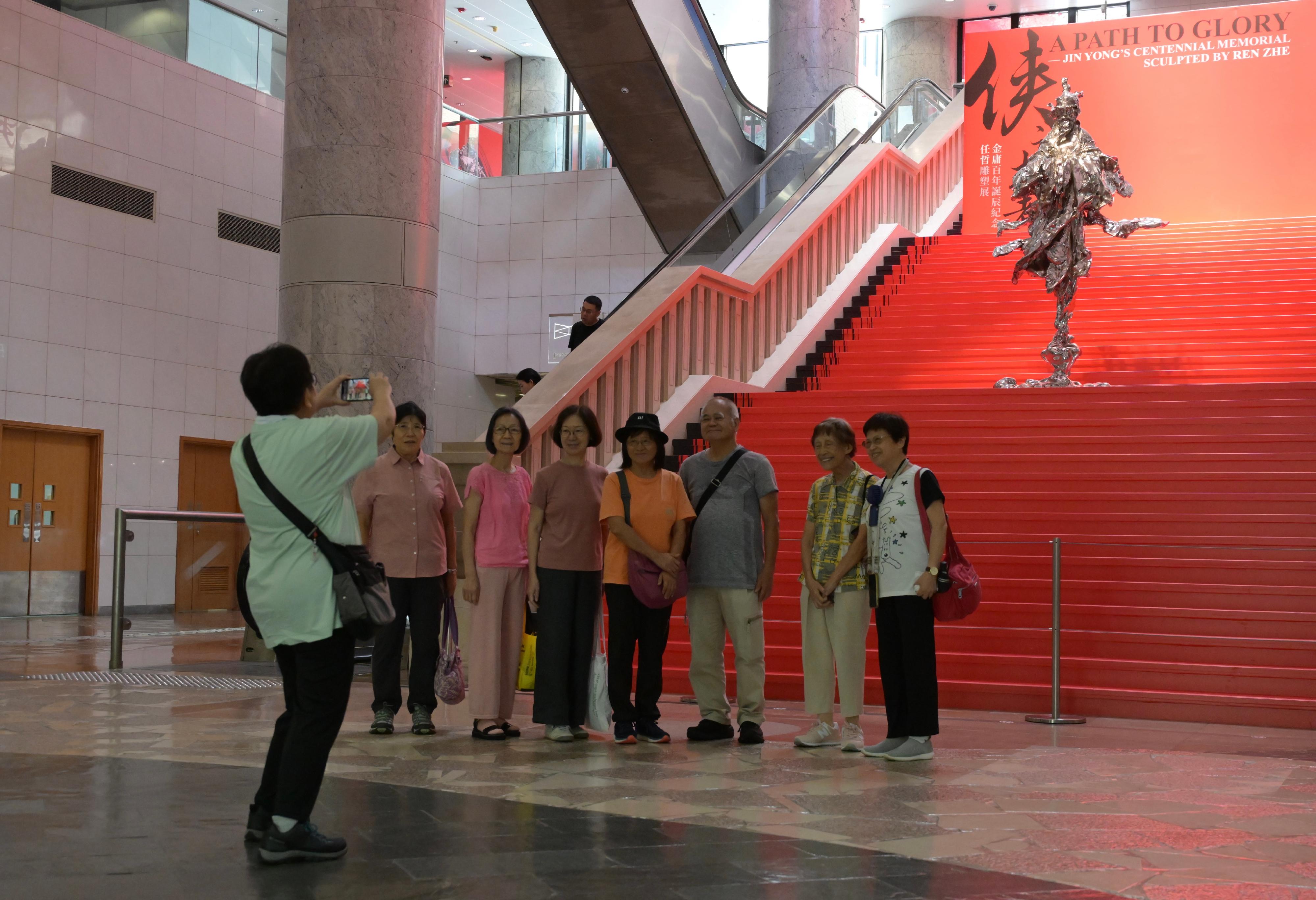 香港文化博物馆举办的「侠之大者──金庸百年诞辰纪念．任哲雕塑展」，开展近五个月以来，已有超过三十万人次参观，深受市民及旅客欢迎。图示市民参观展览。